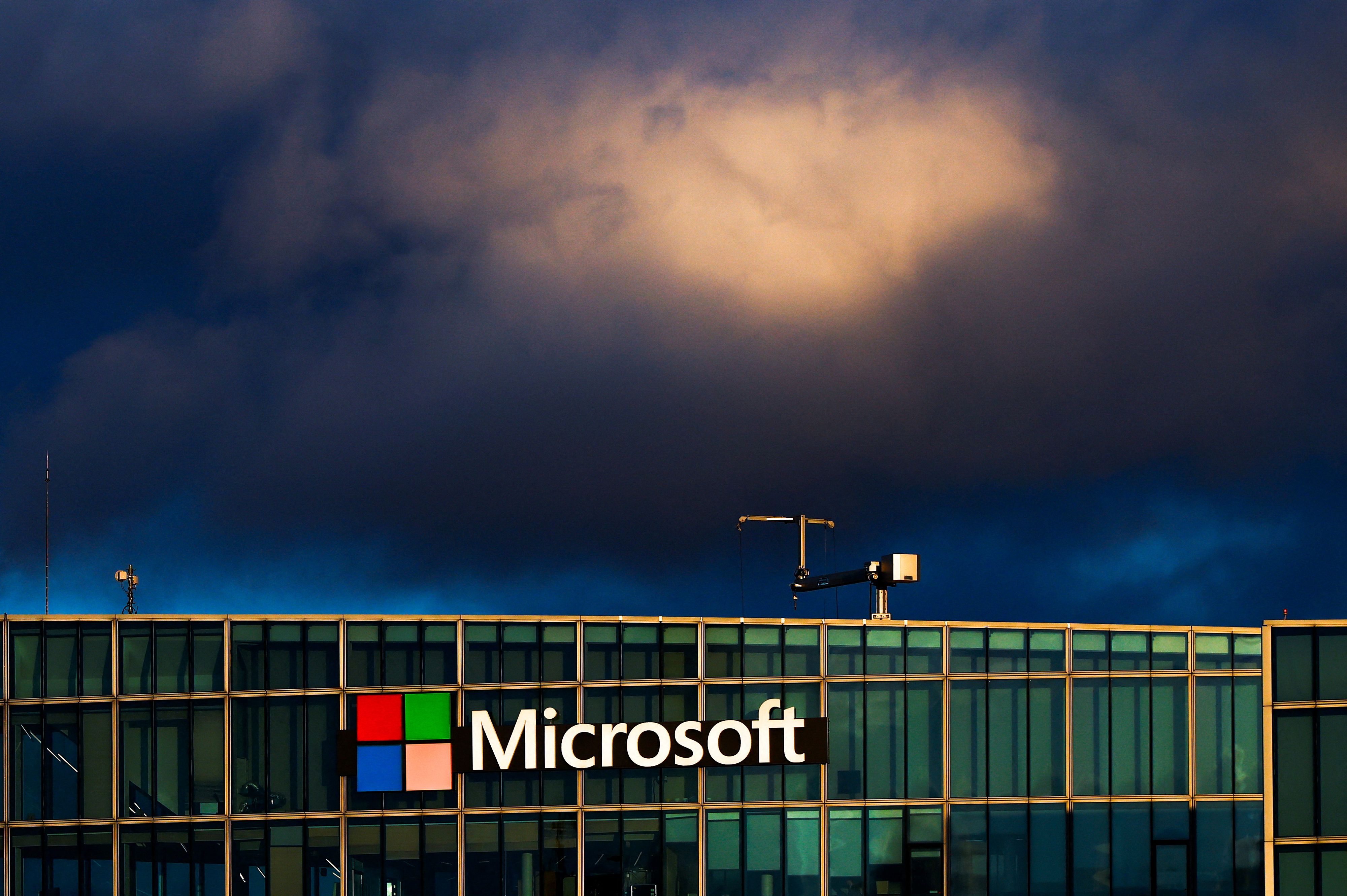 Dunkle Wolken über Microsoft. Die US-Regierung geht hart gegen den Software-Riesen vor.