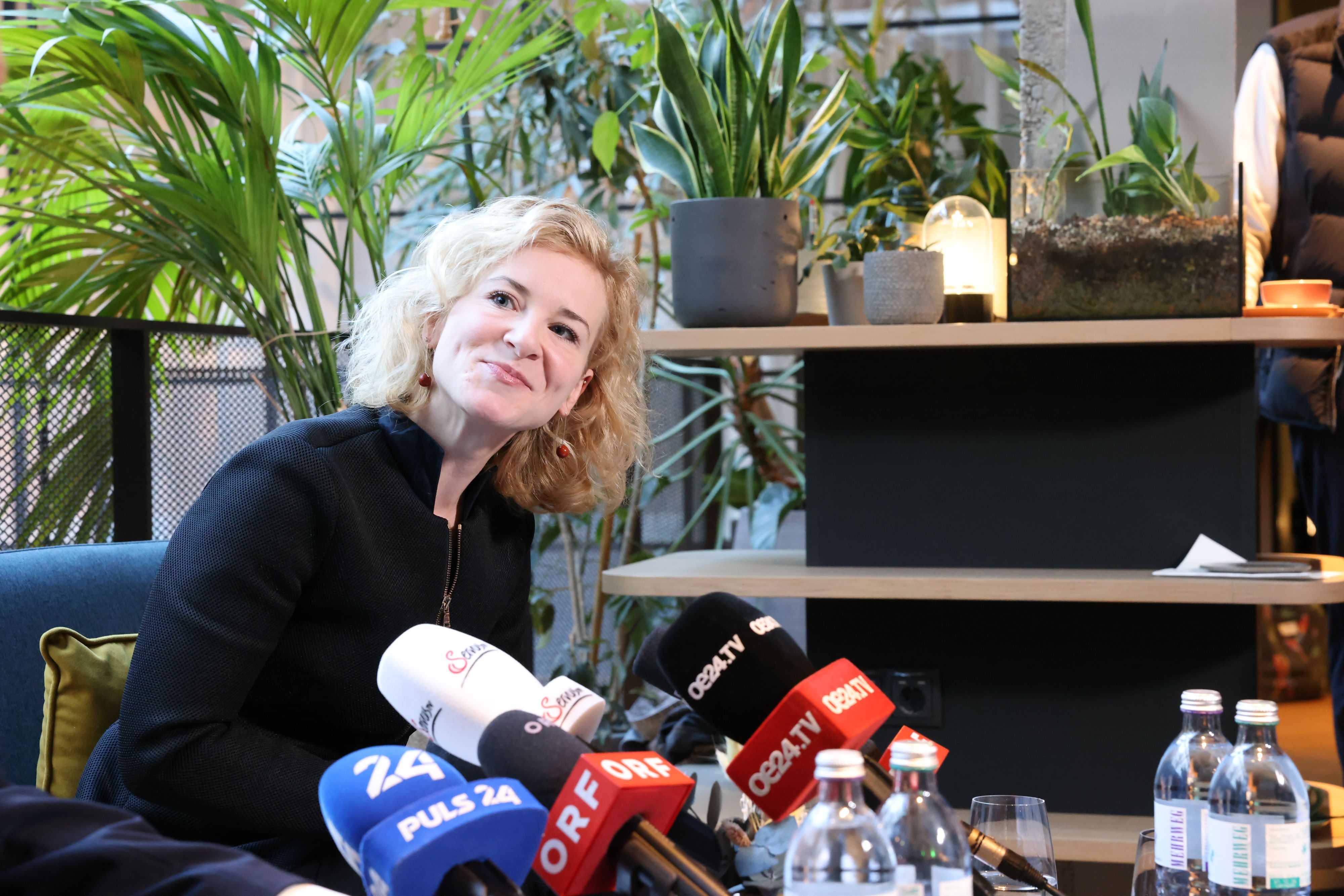 Eva-Maria Holzleitner verteidigt das Uni-Budget – Unis müssten entscheiden, was damit möglich sei und was nicht.