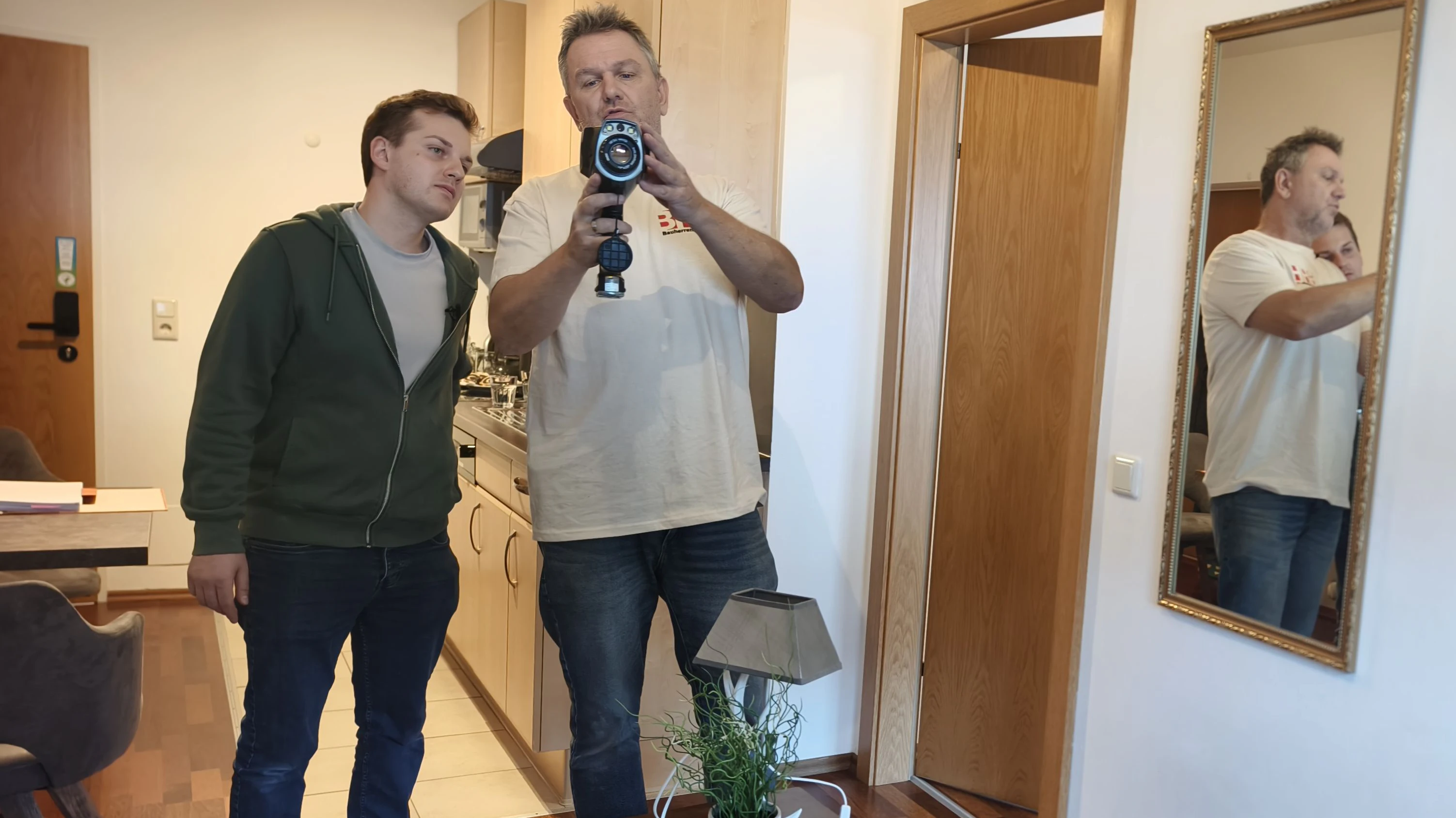 Philipp Breitfuß (links) und Günther Nussbaum bei der Wärmebildmessung.