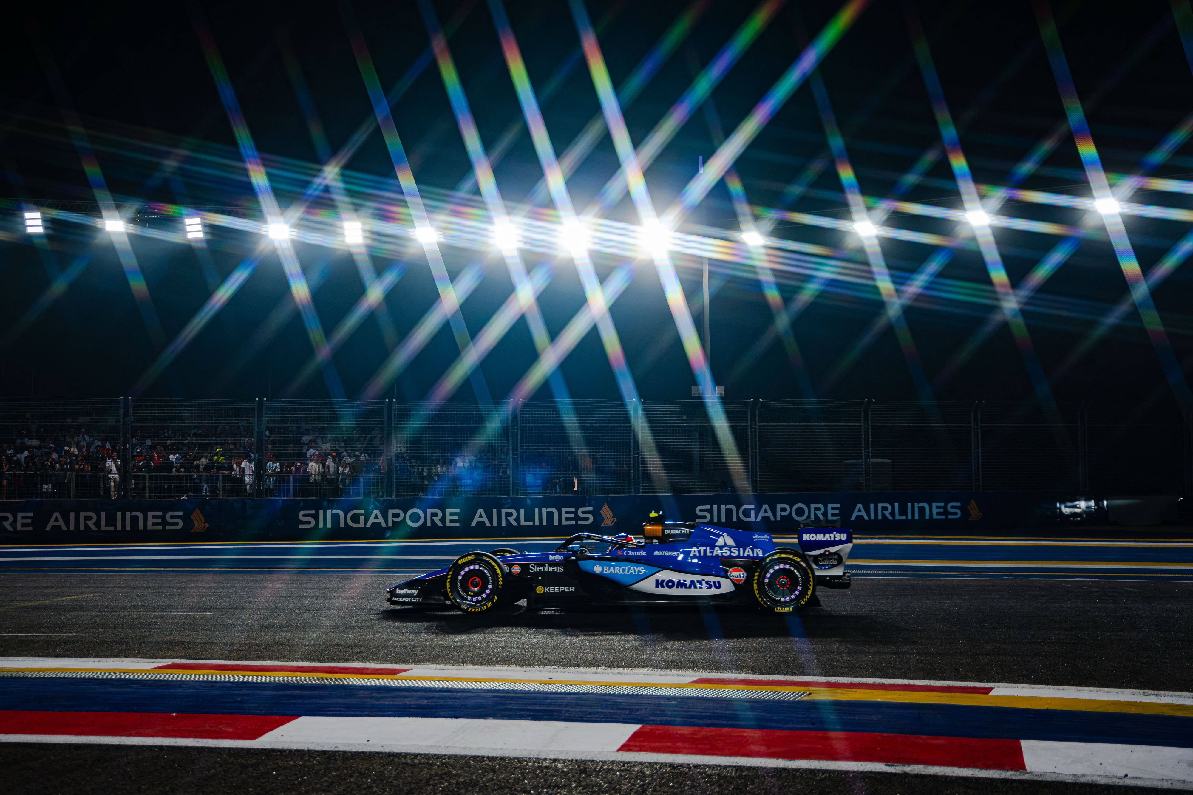 Formel-1-Pilot Carlos Sainz auf dem Stadtkurs von Singapur. 