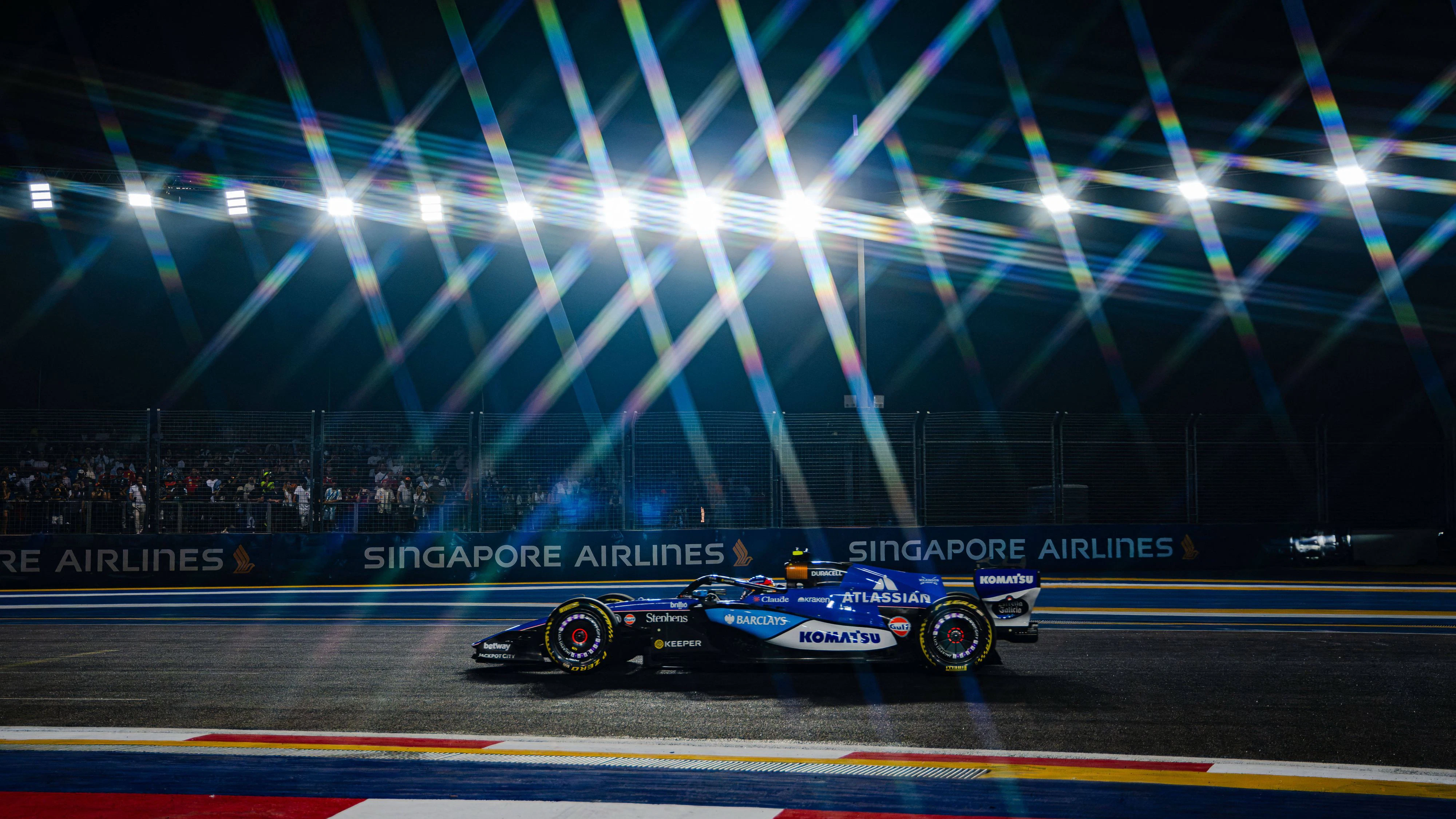 Formel-1-Pilot Carlos Sainz auf dem Stadtkurs von Singapur. 