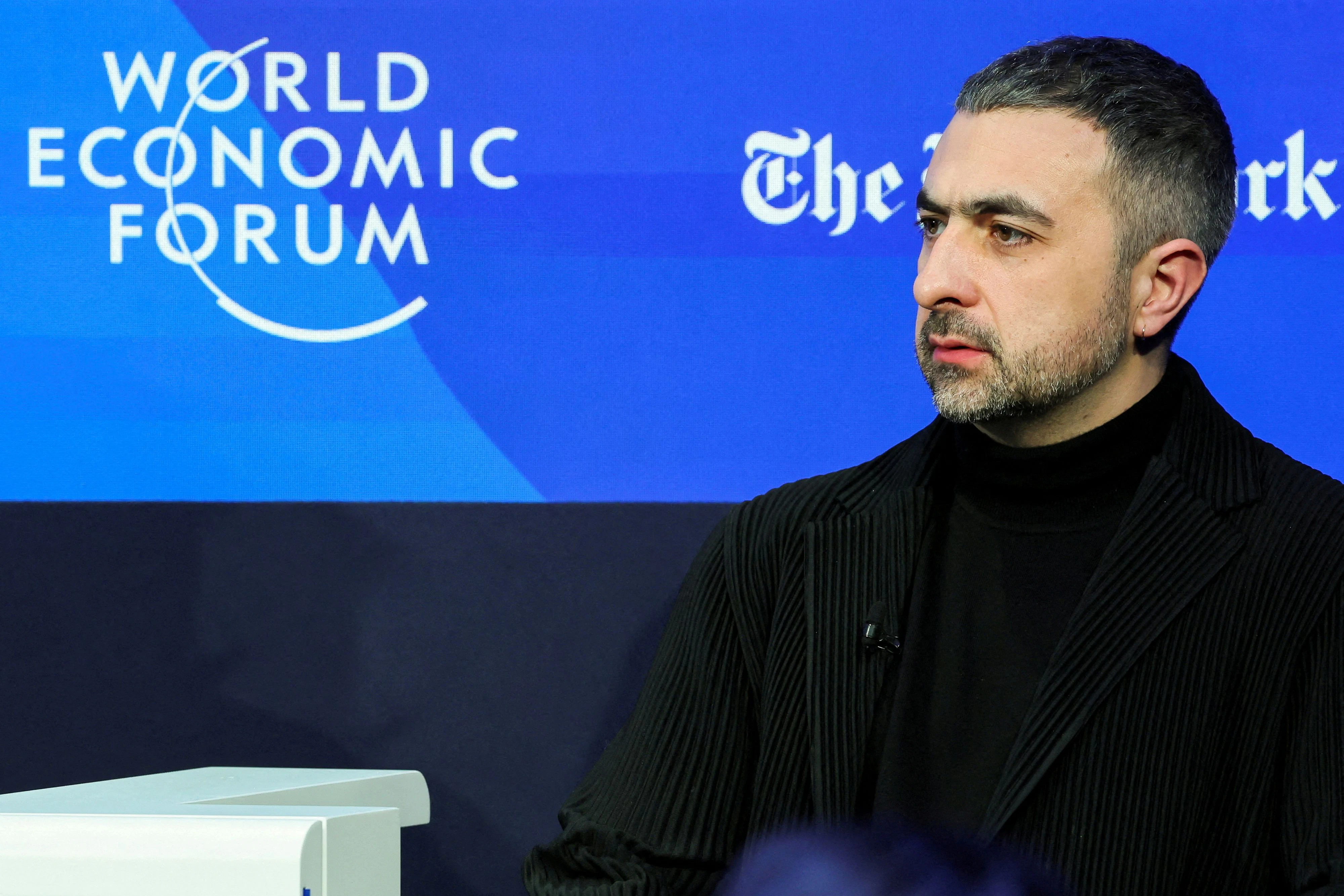 Wenn KI glaube, sie habe Anspruch auf Rechte, die eigentlich Menschen vorbehalten sind, mache sie das schwer kontrollierbar, sagt Microsoft-KI-Chef Mustafa Suleyman
