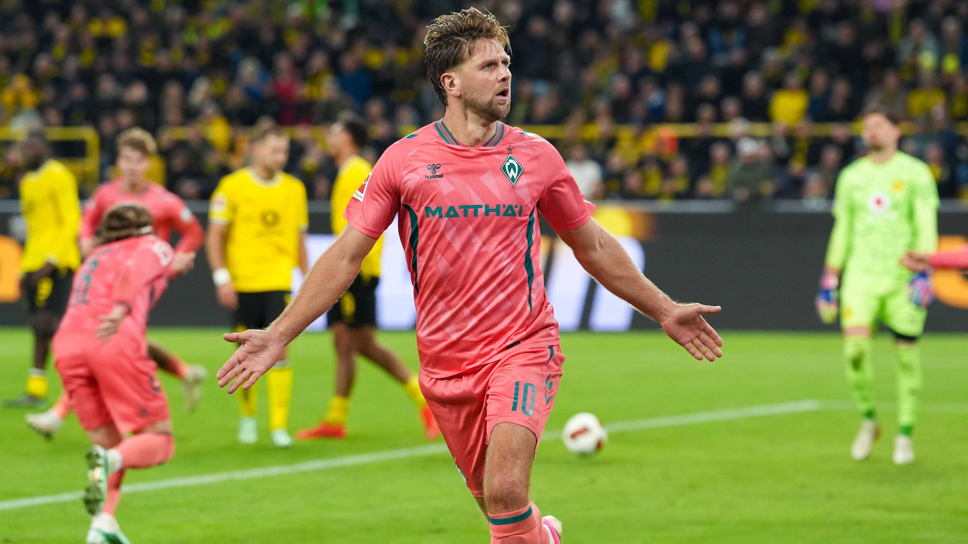 Niclas Fuellkrug SV Werder Bremen, 10 jubelt nach dem zweiten Treffer seiner Mannschaft zum Ausgleich. GER, Borussia Dortmund vs SV Werder Bremen, 1. Bundesliga, 5. Spieltag, Saison 2026-27, SIGNAL IDUNA PARK, Dortmund, 09.10.2026 DFL REGULATIONS PROHIBIT ANY USE OF PHOTOGRAPHS AS IMAGE SEQUENCES AND/OR QUASI-VIDEO Borussia Dortmund vs SV Werder Bremen, 1. Bundesliga, 5. Spieltag, Saison 2026-27, 09.10.2026 Dortmund *** Niclas Fuellkrug of SV Werder Bremen, 10, celebrates after his team s second goal, which tied the game. GER, Borussia Dortmund vs. SV Werder Bremen, Bundesliga 1, Matchday 5, 202627 season, SIGNAL IDUNA PARK, Dortmund, October 9, 2026. DFL regulations prohibit any use of photographs as image sequences and/or quasi-video. Borussia Dortmund vs. SV Werder Bremen, Bundesliga 1, Matchday 5, 202627 season, September 10, 2026, Dortmund Copyright: xEibner-Pressefoto/ScottxColemanx EP_SCN