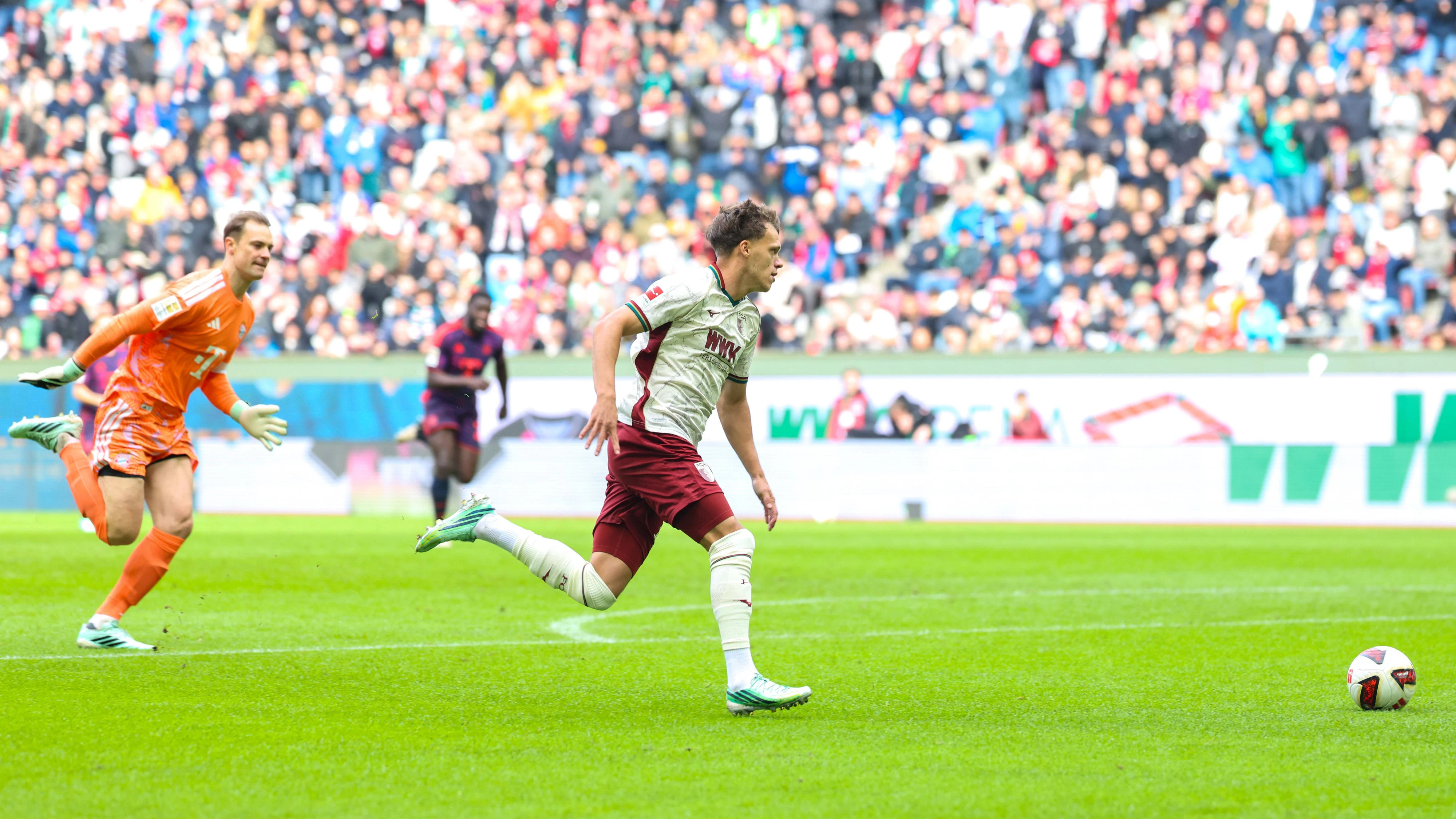Kurz vor dem 1:0, Robin Fellhauer FC Augsburg, 19 mit Ball vorbei an Manuel Neuer FC Bayern Muenchen, 01, GER, FC Augsburg vs. FC Bayern Muenchen, Fussball, Bundesliga, 5. Spieltag, Saison 2026/2027, 10.10.2026, DFL DFB REGULATIONS PROHIBIT ANY USE OF PHOTOGRAPHS as IMAGE SEQUENCES and or QUASI-VIDEO, GER, FC Augsburg vs. FC Bayern Muenchen, Fussball, Bundesliga, 5. Spieltag, Saison 2026/2027, 10.10.2026 Augsburg *** Just before the 10th minute, Robin Fellhauer FC Augsburg, 19 dribbles past Manuel Neuer FC Bayern Munich, 01, GER, FC Augsburg vs. FC Bayern Munich, Soccer, Bundesliga, Matchday 5, 20262027 season, October 10, 2026, DFL and DFB regulations prohibit any use of photographs as image sequences and/or quasi-video, GER, FC Augsburg vs. FC Bayern Munich, Soccer, Bundesliga, Matchday 5, 20262027 season, October 10, 2026, Augsburg Copyright: xEibner-Pressefoto/JennixMaulx EP_JML