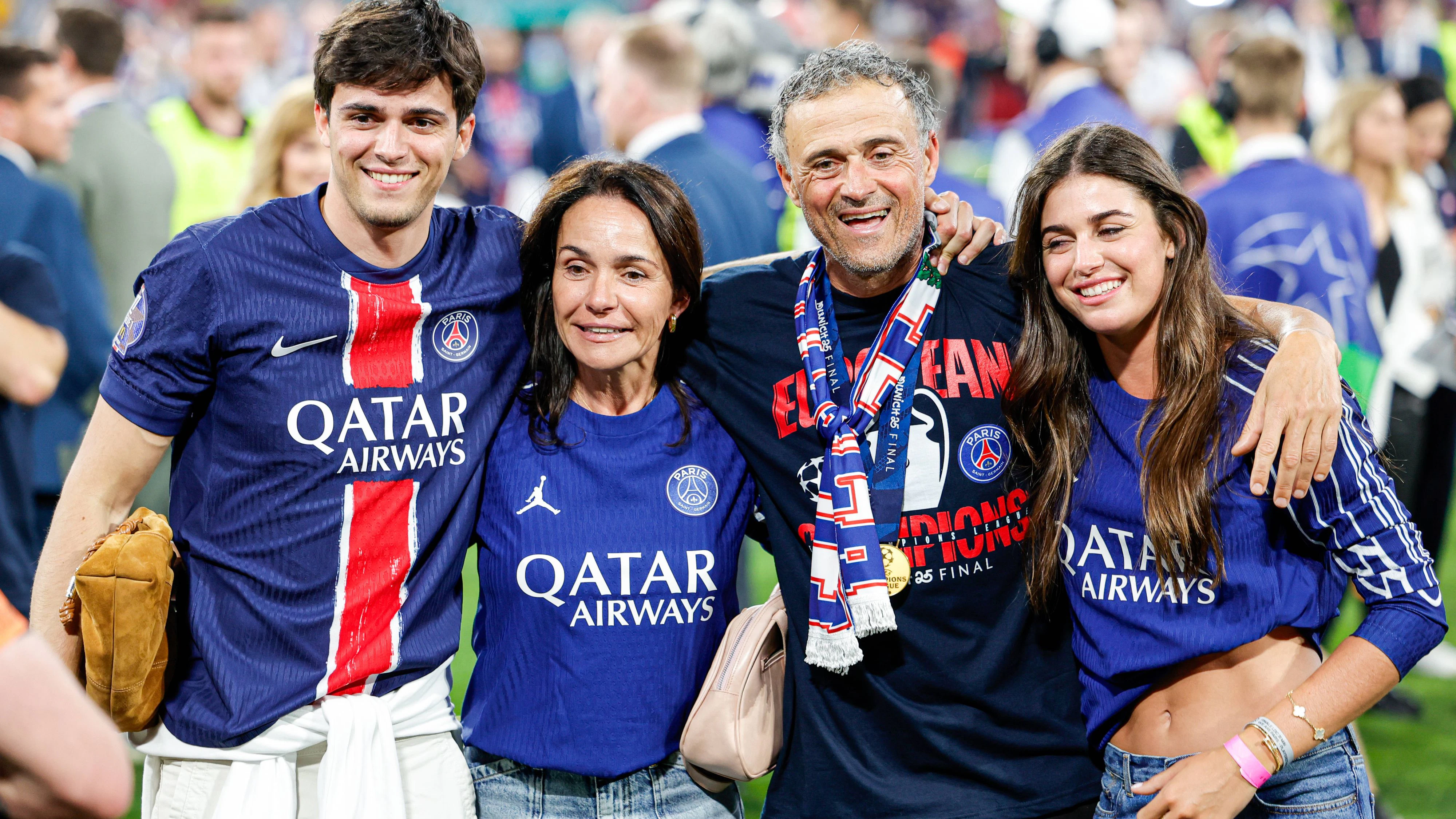 Im Bild: Trainer Luis Enrique Paris Saint Germain feiet den Titelgewinn mit seiner Familie 31.05.2025, UEFA Champions League, Finale, Paris Saint-Germain - Inter Mailand, Deutschland, Muenchen, Muenchen Arena, *** In the picture coach Luis Enrique Paris Saint Germain celebrates winning the title with his family 31 05 2025, UEFA Champions League, final, Paris Saint Germain Inter Milan, Germany, Munich, Munich Arena, Copyright: HMBxMedia/xJulienxBecker