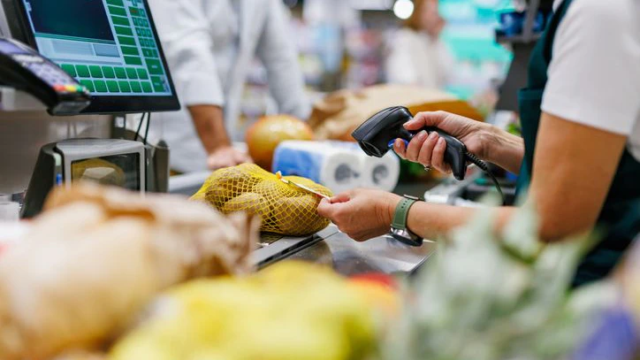 Der Supermarktmitarbeiter gewährte Kunden unzulässige Rabatte. Der Schaden beträgt mehr als 25.000 Euro. 