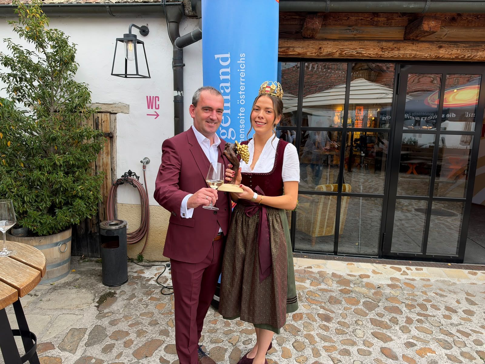 Herbert Oschep mit Weinkönigin Maria