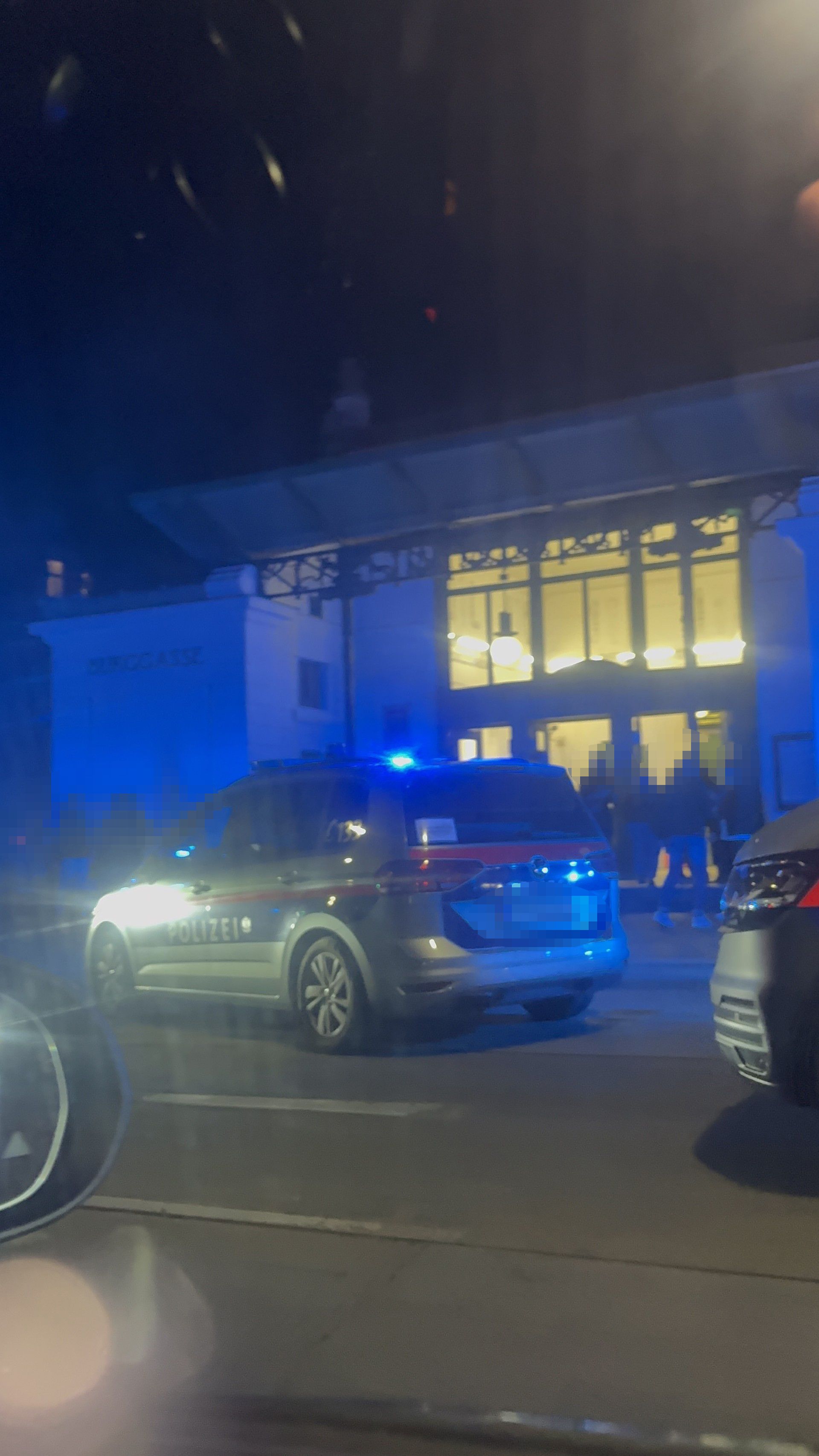 Nach einer gemeldeten Schlägerei zwischen vier Männern rückte die Polizei zur Lugner City aus. Ein Mann wurde festgenommen.