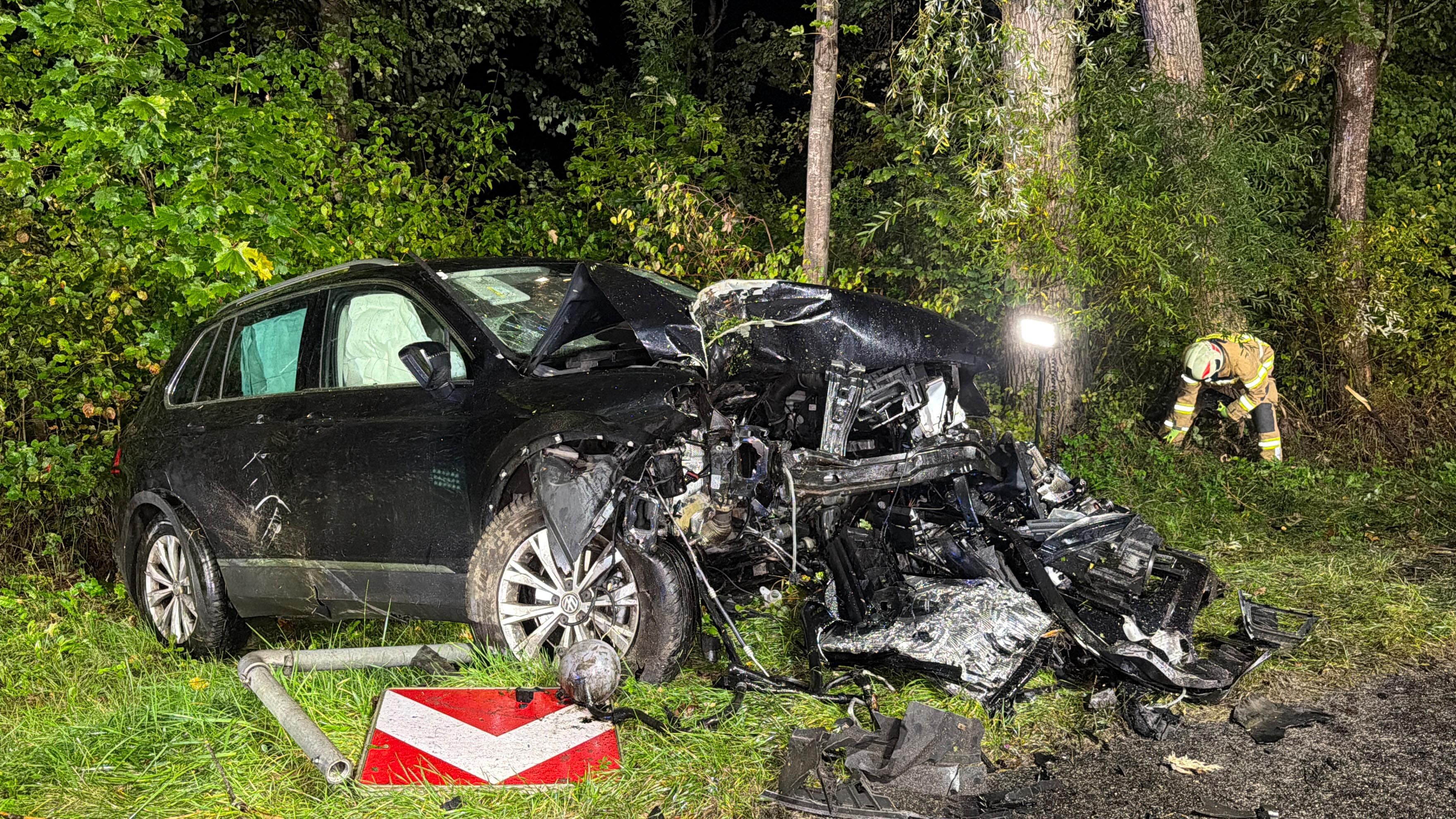 In Niederndorf wurde in der Nacht auf Sonntag ein 33-Jähriger bei einem Verkehrsunfall schwer verletzt. 