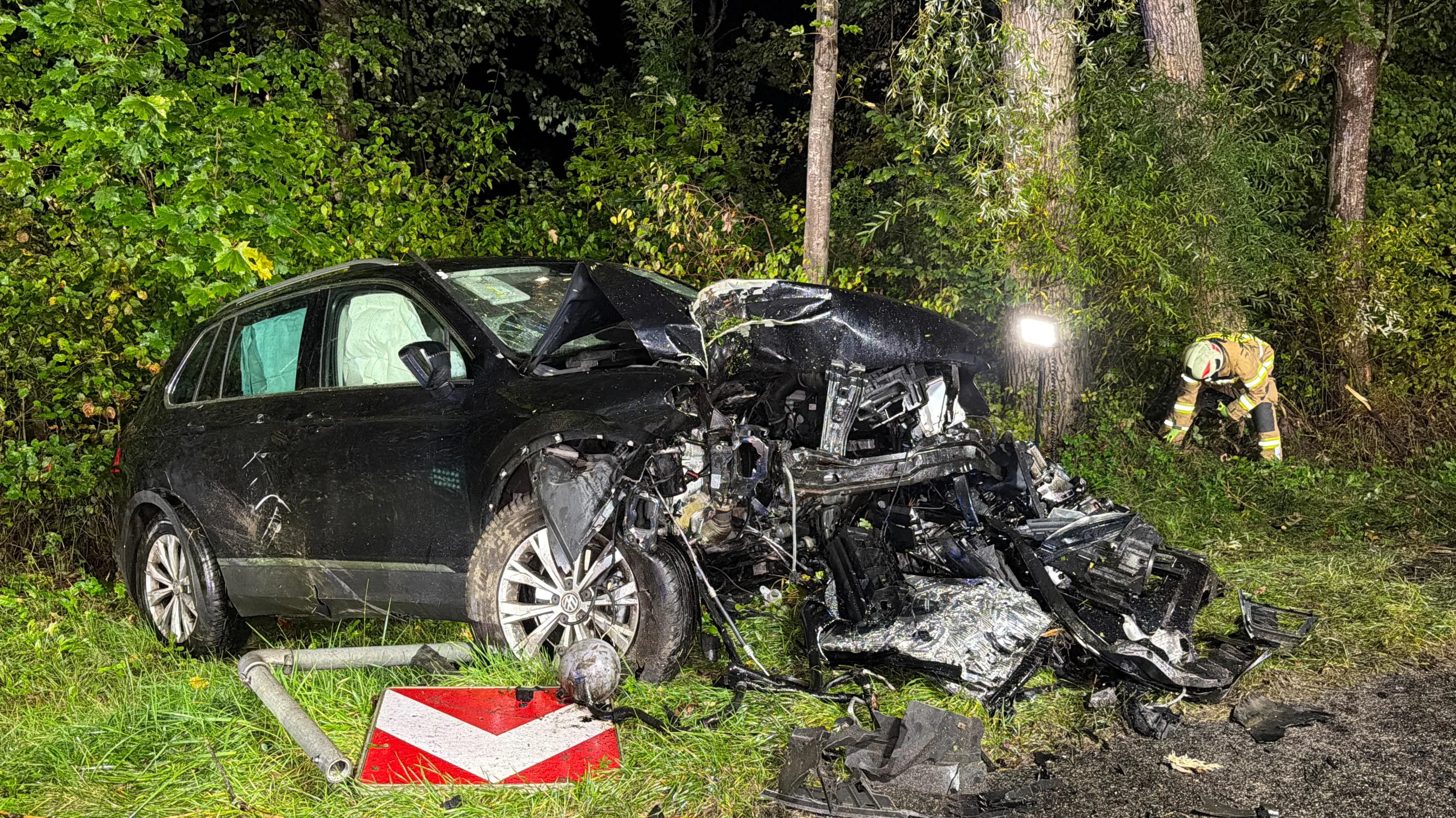 Heute.at - Lenker (33) kommt von Straße ab, kracht gegen Baum
