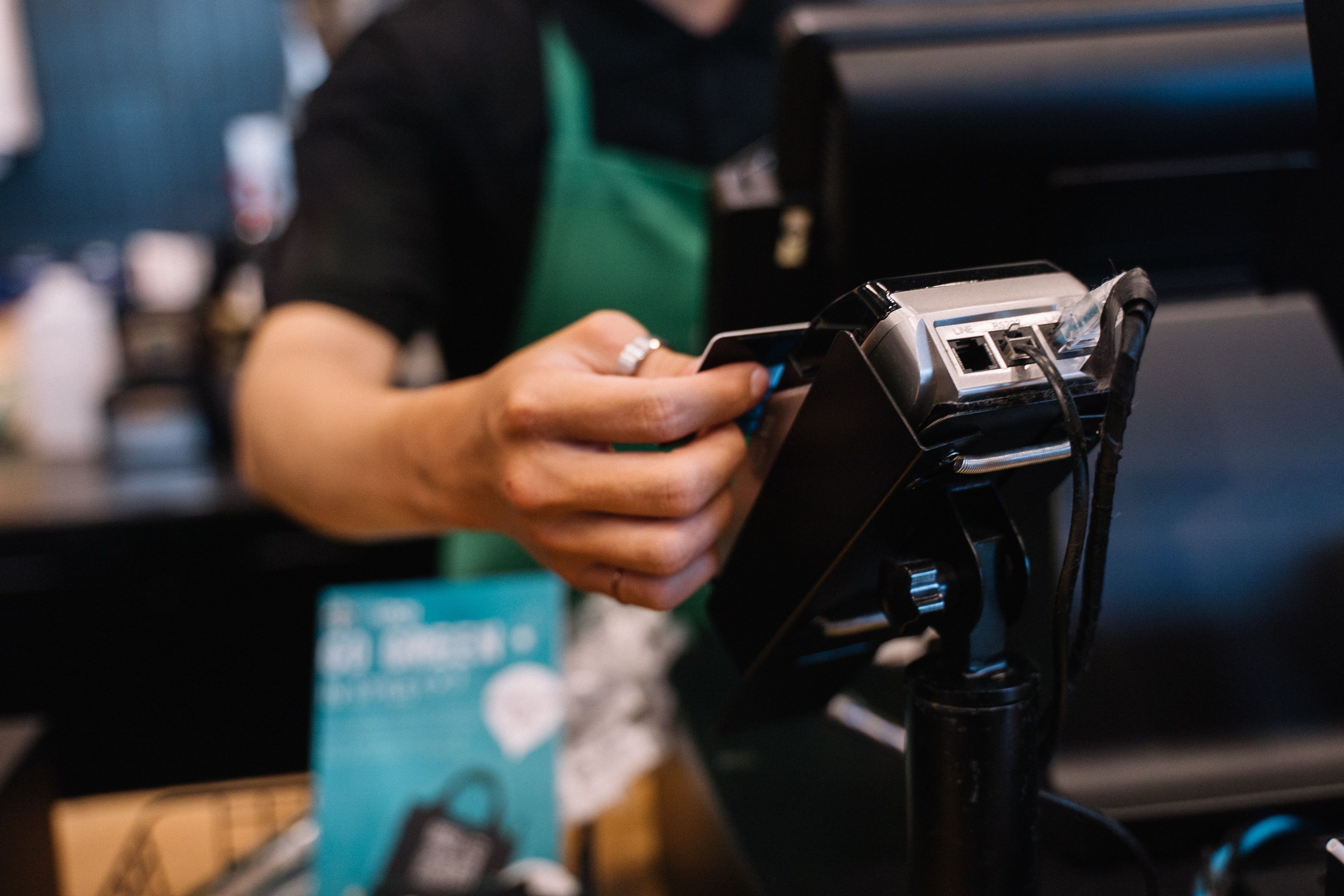 Kartenzahler wird in einem Kärntner Café auch eine Trinkgeldpauschale verrechnet. (Symbolfoto)