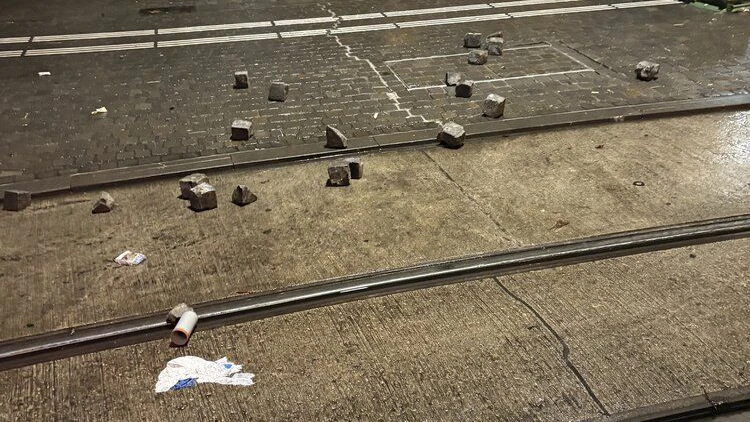 Die Polizisten wurden auch mit Pflastersteinen beworfen.