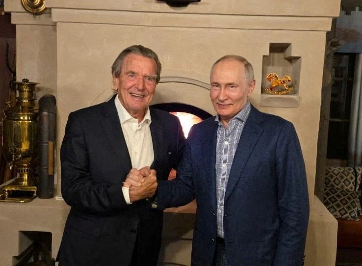 Handshake unter Freunden: Deutschlands Ex-Bundeskanzler Gerhard Schröder schüttelt dem&nbsp;russischen Präsidenten Wladimir Putin an dessen 74. Geburtstag die Hand.