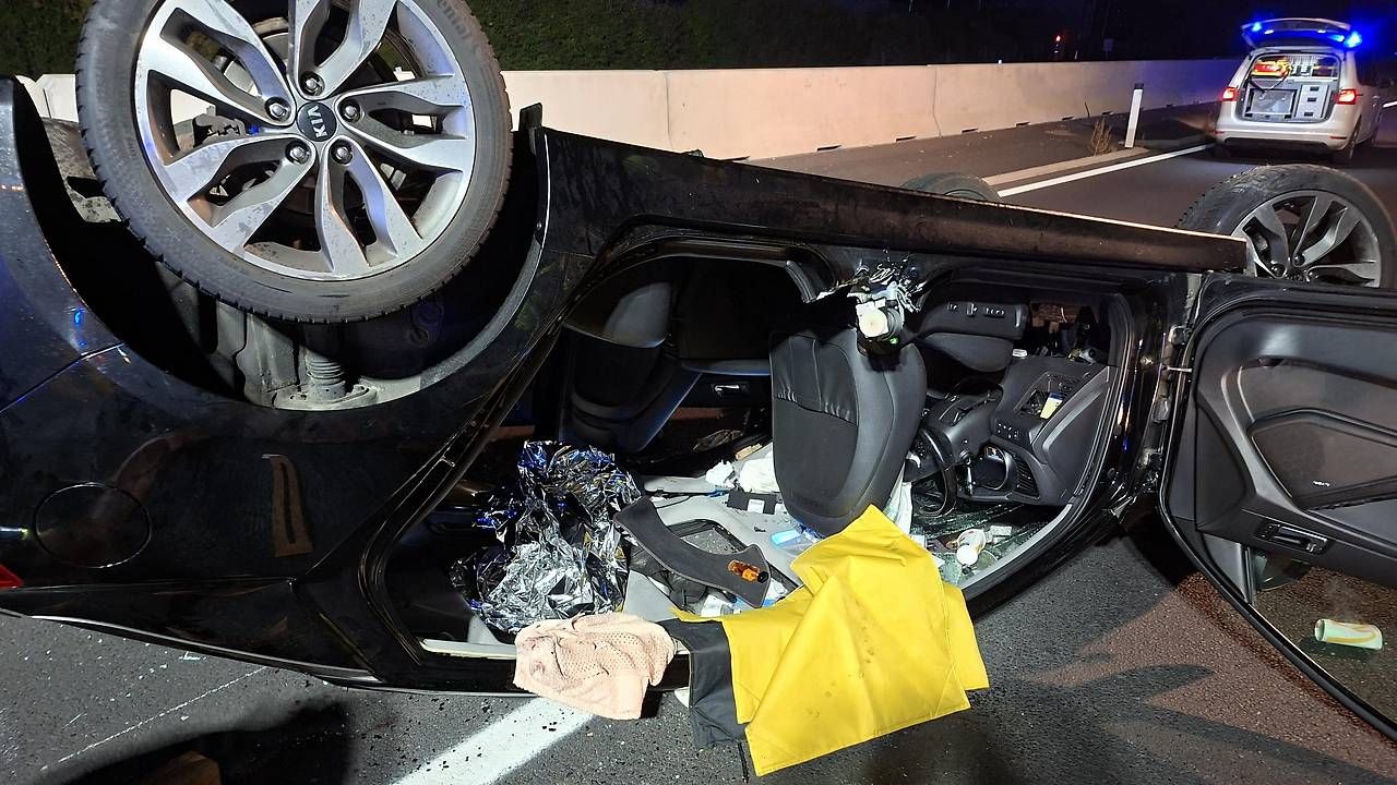 Ein Pkw krachte auf der A2 gegen die Mittelleitwand und blieb auf dem Dach liegen. Die Autobahn war rund eineinhalb Stunden gesperrt.