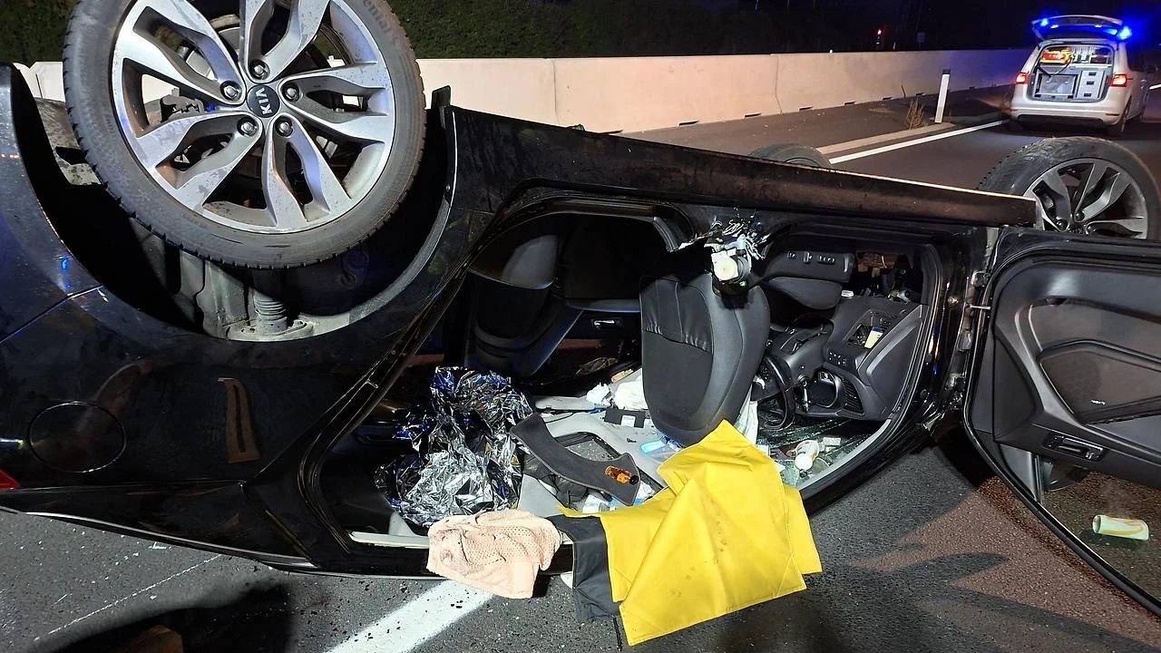 Ein Pkw krachte auf der A2 gegen die Mittelleitwand und blieb auf dem Dach liegen. Die Autobahn war rund eineinhalb Stunden gesperrt.