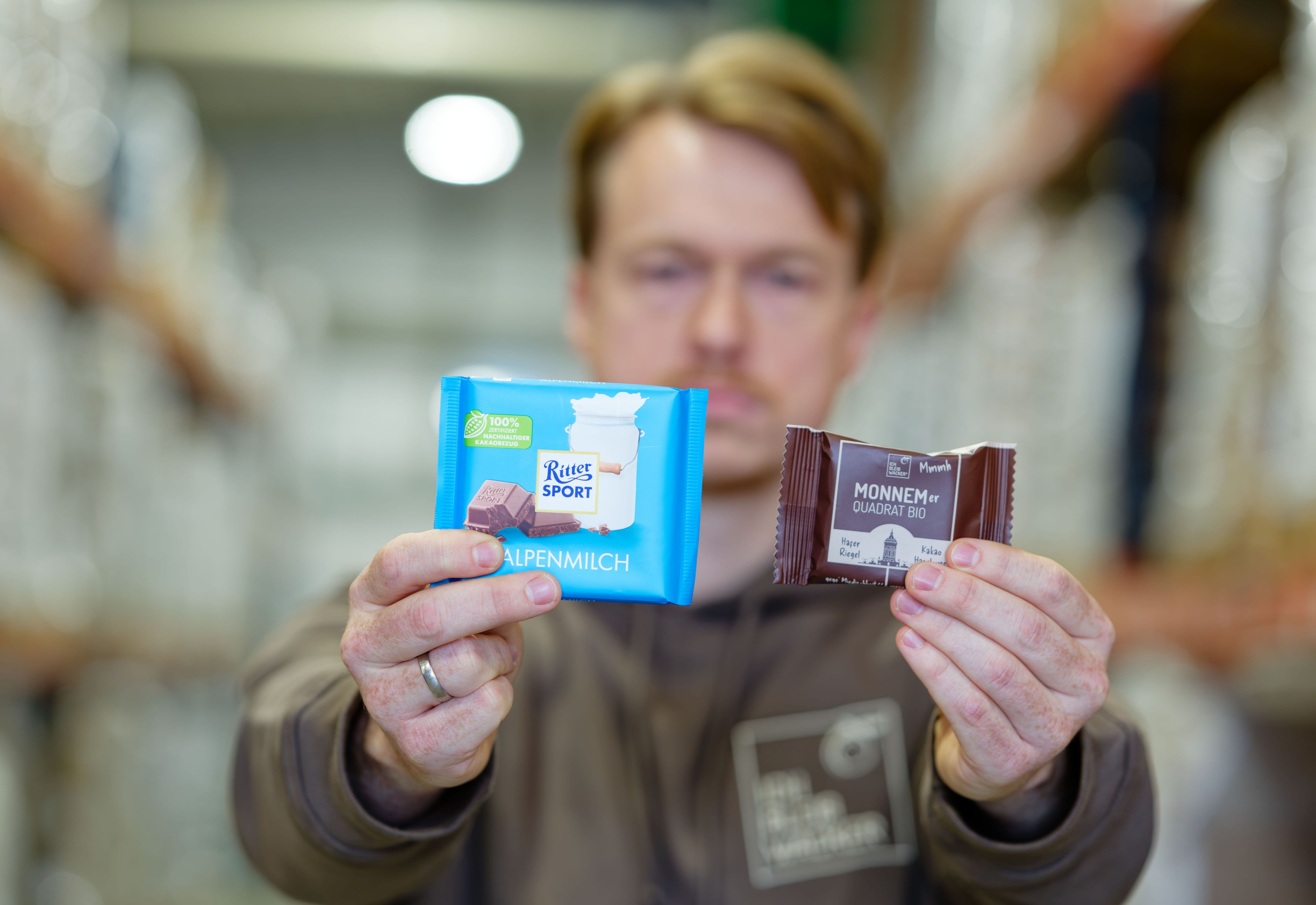 Streit ums Quadrat: Matteo Wacker, Eigentümer und Gründer von Wacker, mit einer Ritter-Sport-Schoko und dem eigenen Haferriegel 