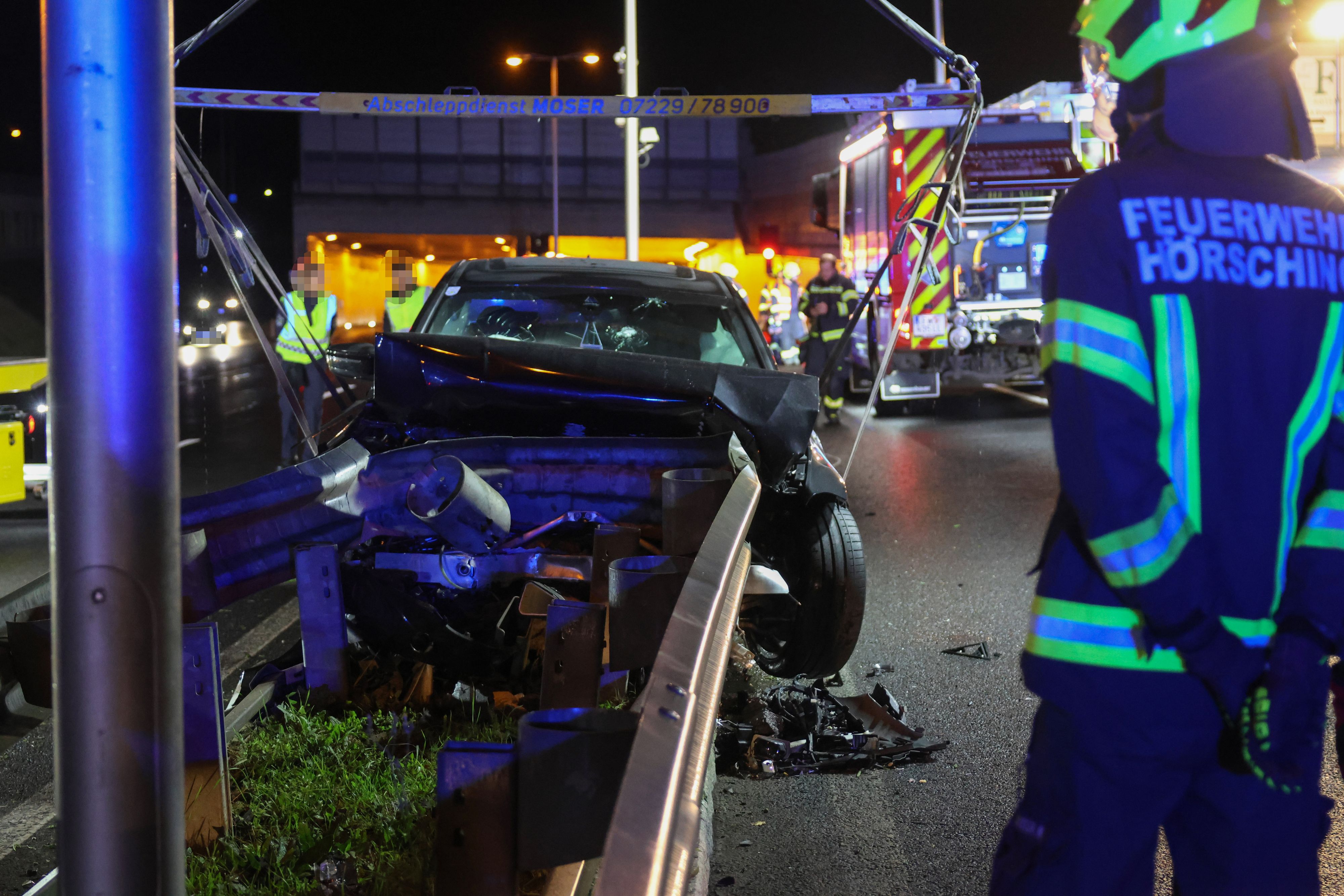 Der Pkw blieb nach dem Crash in der Leitschiene stecken.