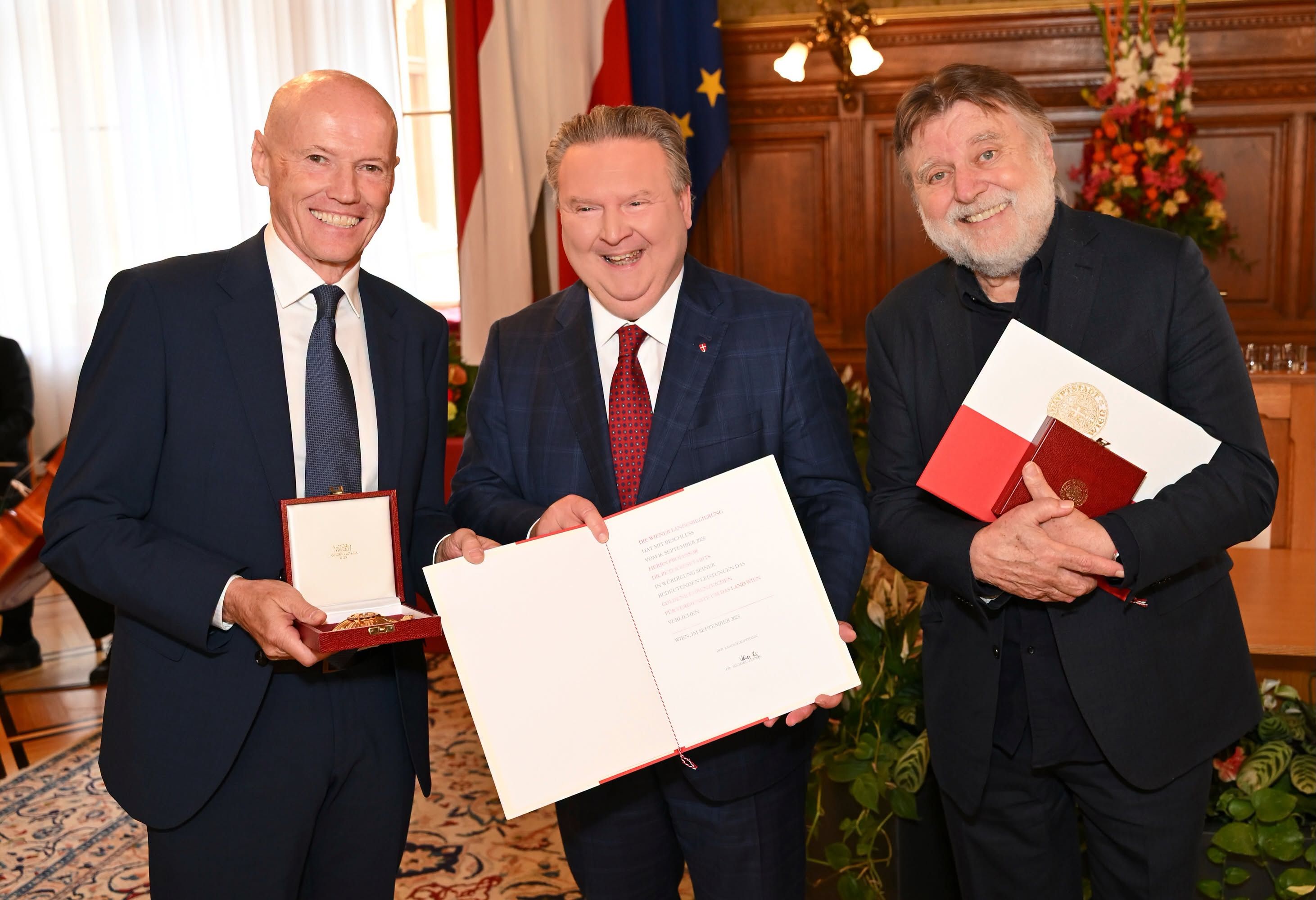 Bürgermeister Michael Ludwig (SP) und die Brüder Peter (l.) und Lukas Resetarits. 