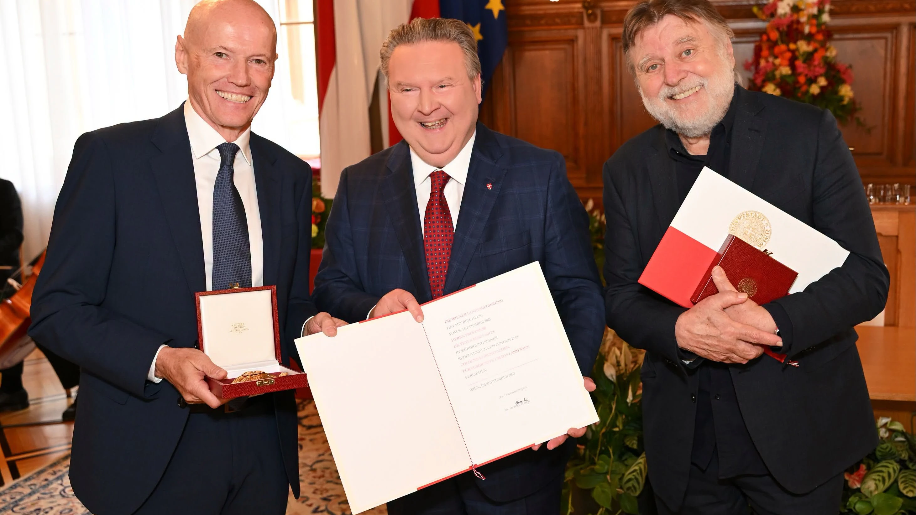 Heute.at - Ludwig ehrt Lukas und Peter Resetarits im Rathaus