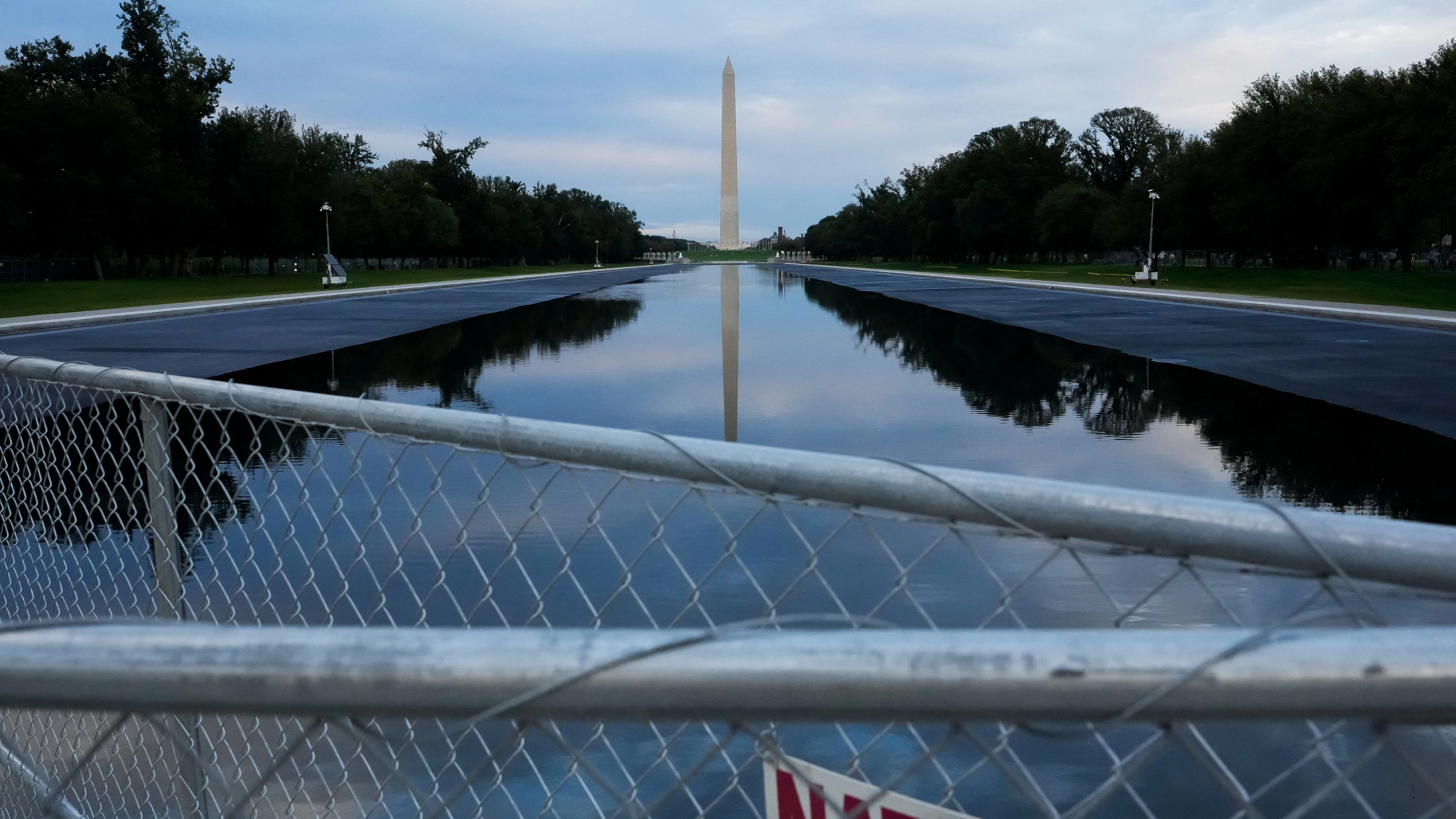 US-Präsident Trump verkündete zu Wochenbeginn das Ende der Arbeiten am Reflecting Pool beim Lincoln Memorial. Aktuelle Fotos zeigen das Bassin wieder halb voll.