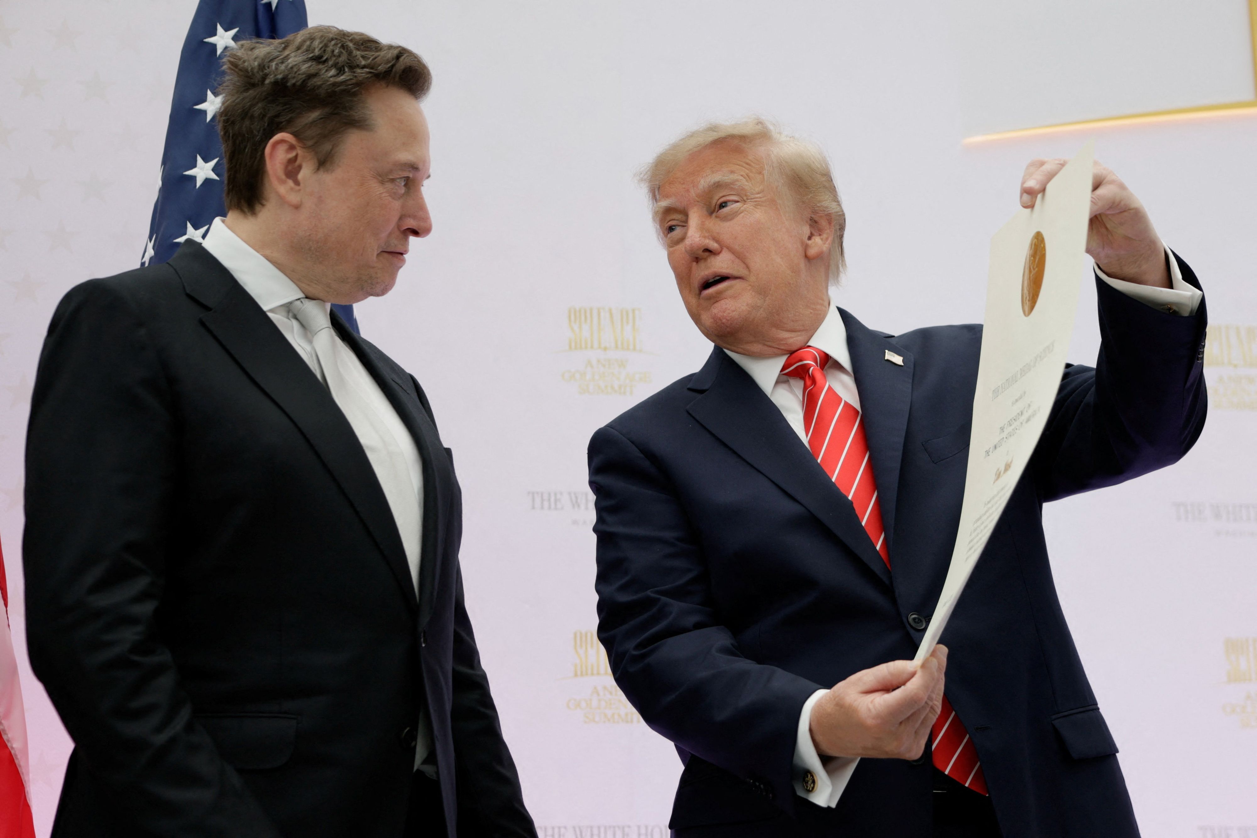 US-Präsident <strong>Donald Trump</strong> verlieh die National Medal of Science am Tesla- und SpaceX-CEO <strong>Elon Musk</strong>.