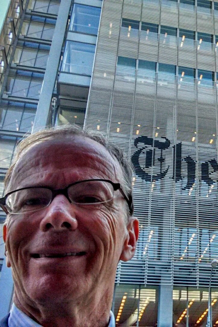 Eugen Freund vor dem von Star-Architekt Rrenzo Piano entworfenen Redaktionsgebäude der New York Times nahe dem Times Square in Manhattan