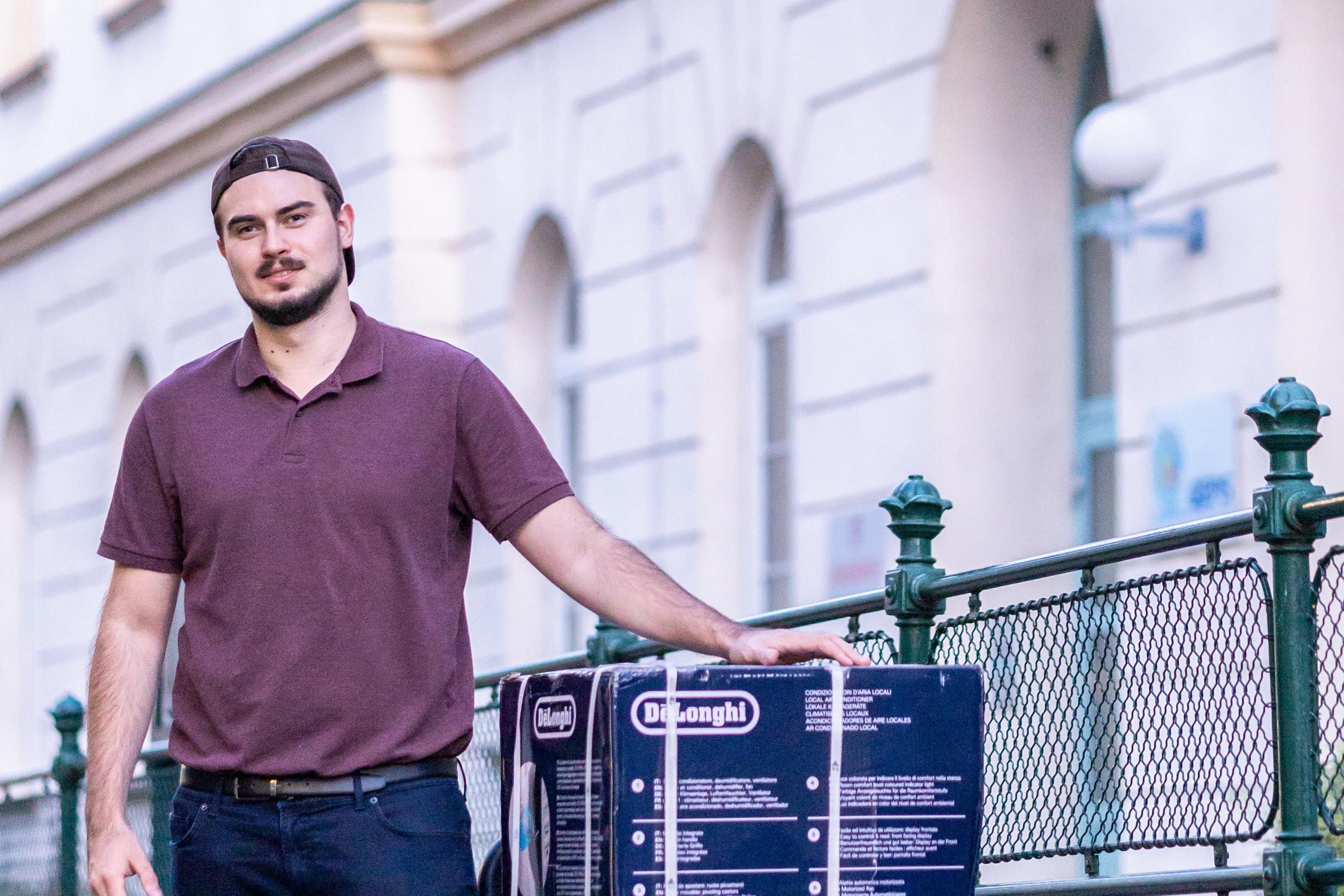 KPÖ-Bezirksrat Florian Rath will drei Schulen Klimageräte spenden – die erste Schule hat jetzt die Spende angenommen.