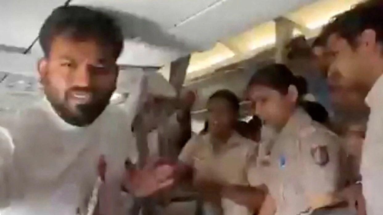 Heute.at - Kakerlaken-Chef im Flieger verhaftet
