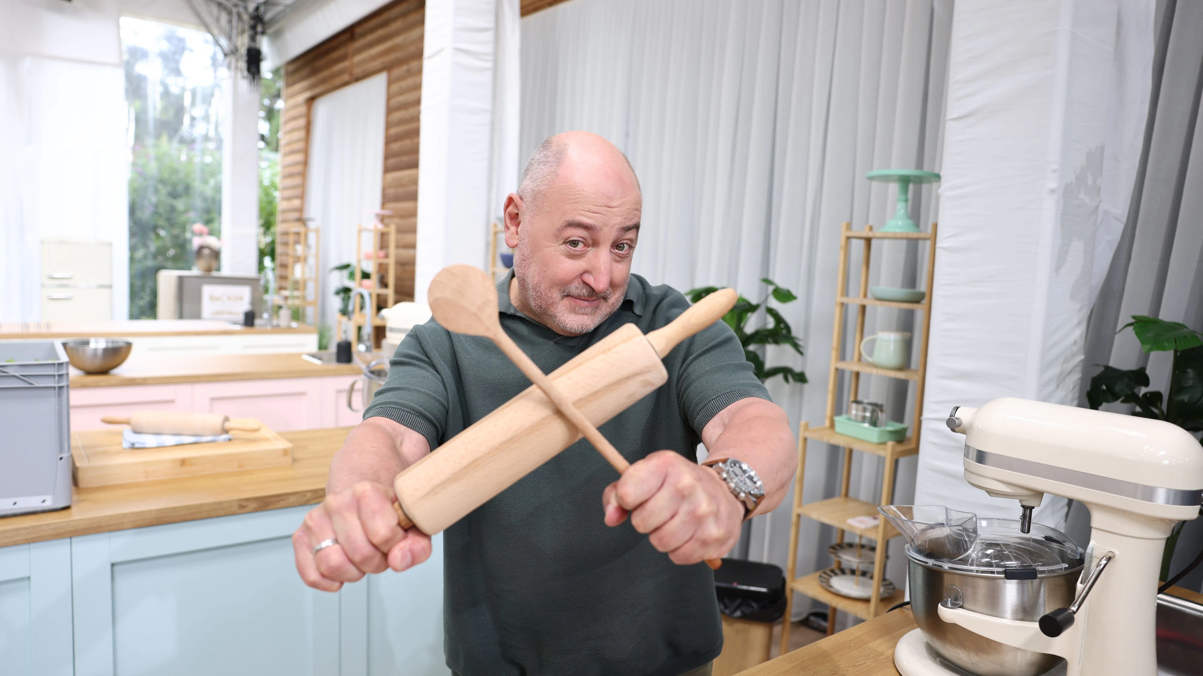 Moderator Rudi bleibt trotz Leistungsdruck humorvoll.