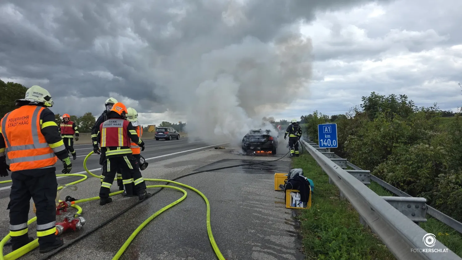 Die Einsatzkräfte hatten die Flammen rasch unter Kontrolle und konnten den Fahrzeugbrand innerhalb kurzer Zeit löschen.