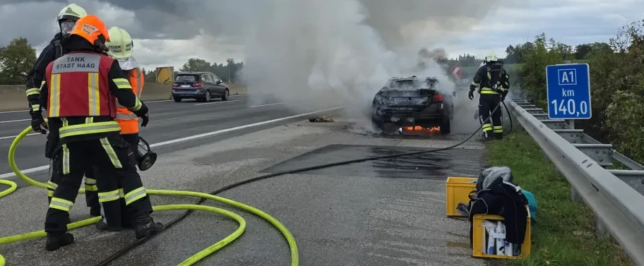 Die Einsatzkräfte hatten die Flammen rasch unter Kontrolle und konnten den Fahrzeugbrand innerhalb kurzer Zeit löschen.