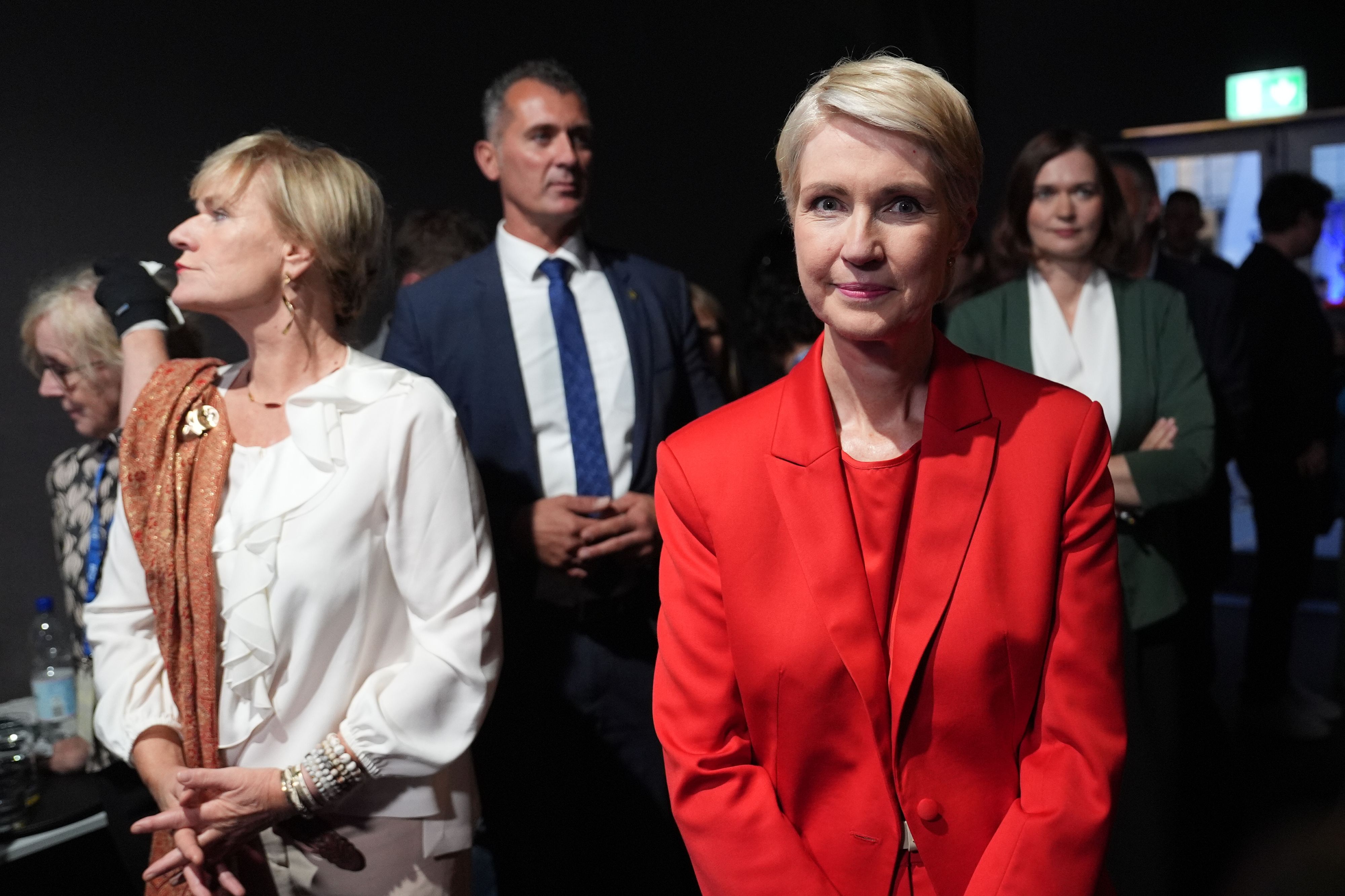 V.l.n.r.: Mecklenburg-Vorpommerns stellvertretende Ministerpräsidentin Simone Oldenburg (Die Linke), Ministerpräsidentin Manuela Schwesig (SPD) und Grünen-Fraktionschefin Claudia Müller (Bündnis 90/Die Grünen).