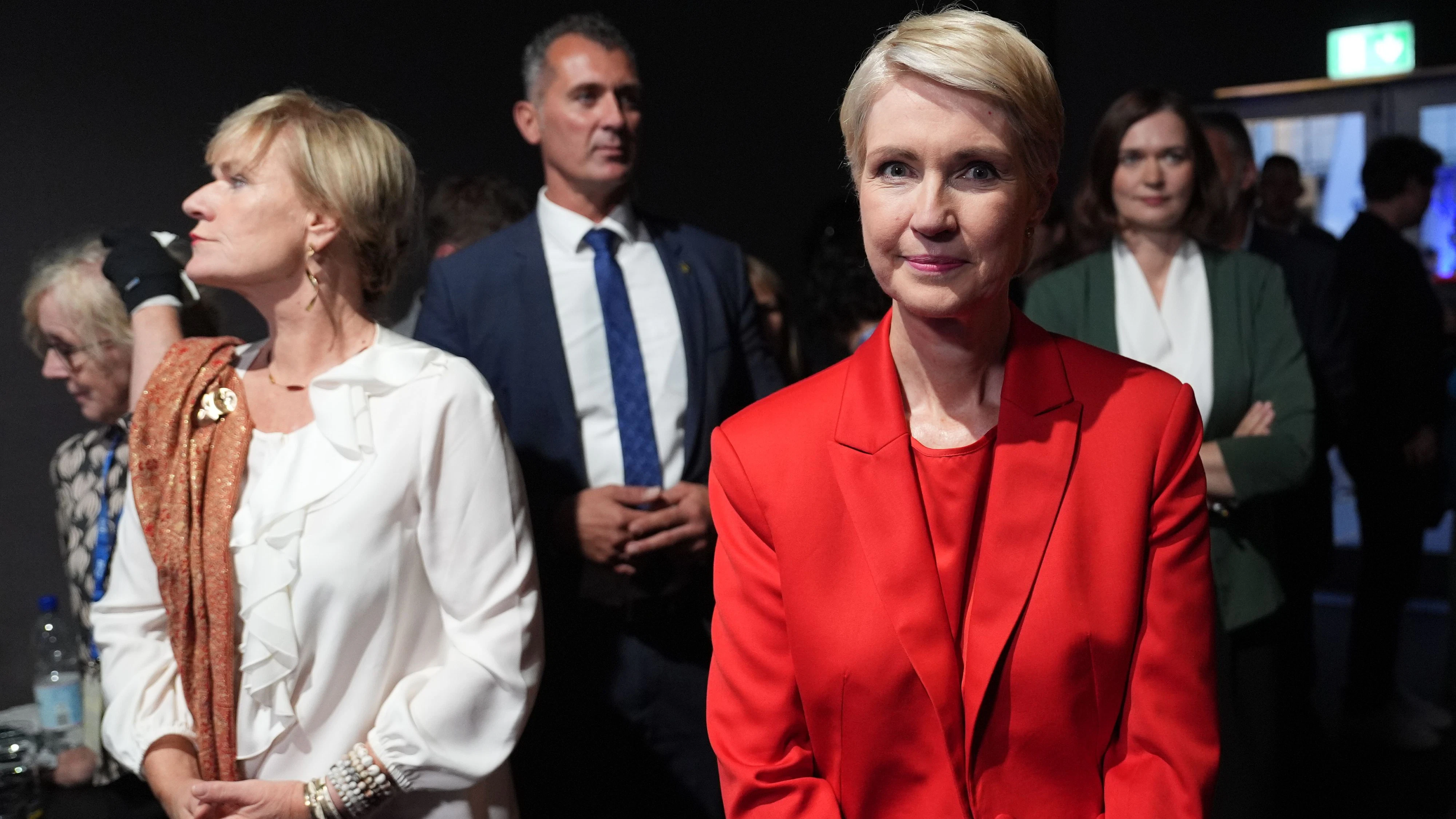 V.l.n.r.: Simone Oldenburg (Die Linke), Manuela Schwesig (SPD) und sowie Claudia Müller (Bündnis 90/Die Grünen) erklärten ihre Absicht, eine Koalition zu bilden