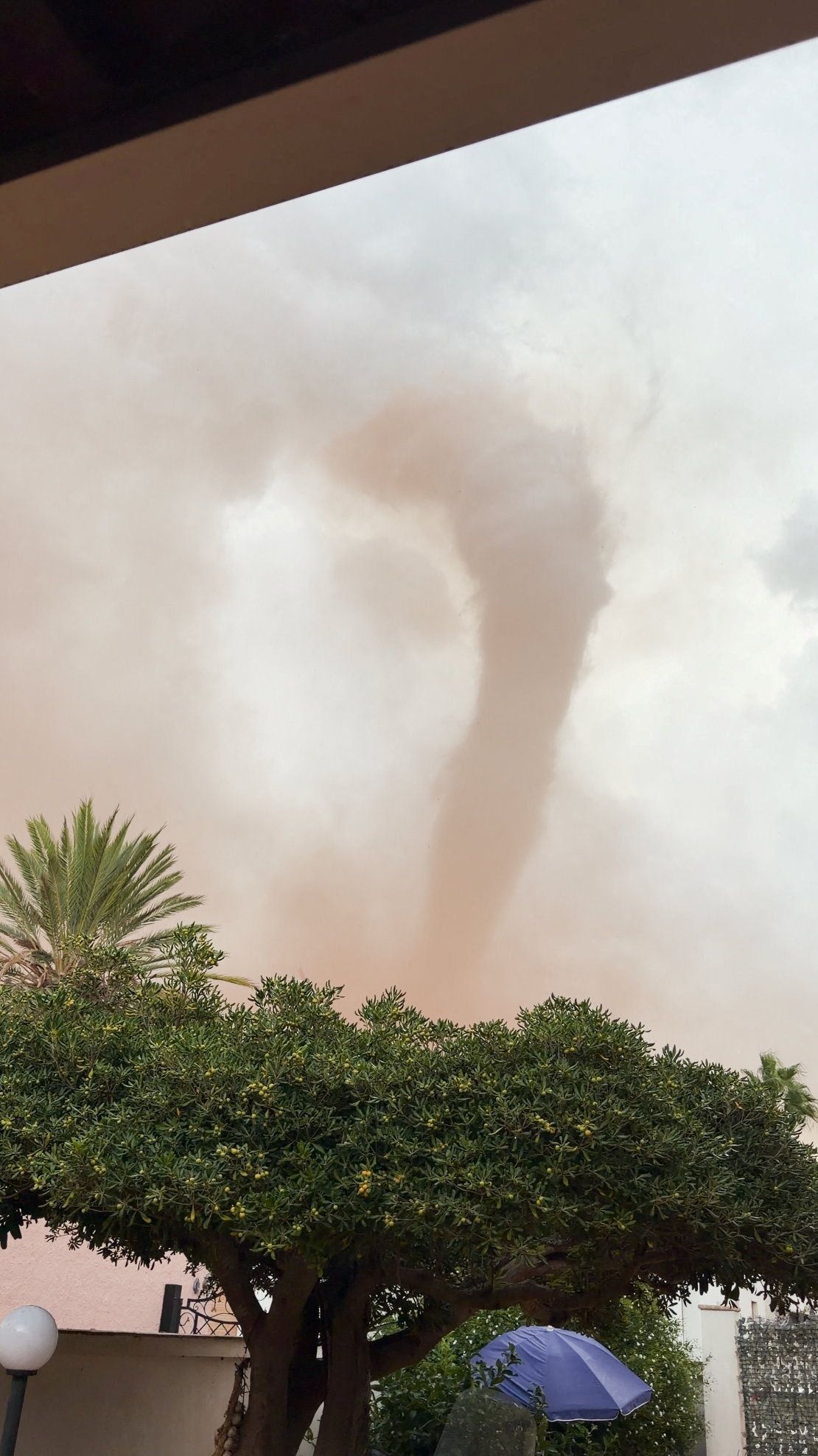 Heute.at - Tornados in Italien! Auto wird in Schlucht geschleudert