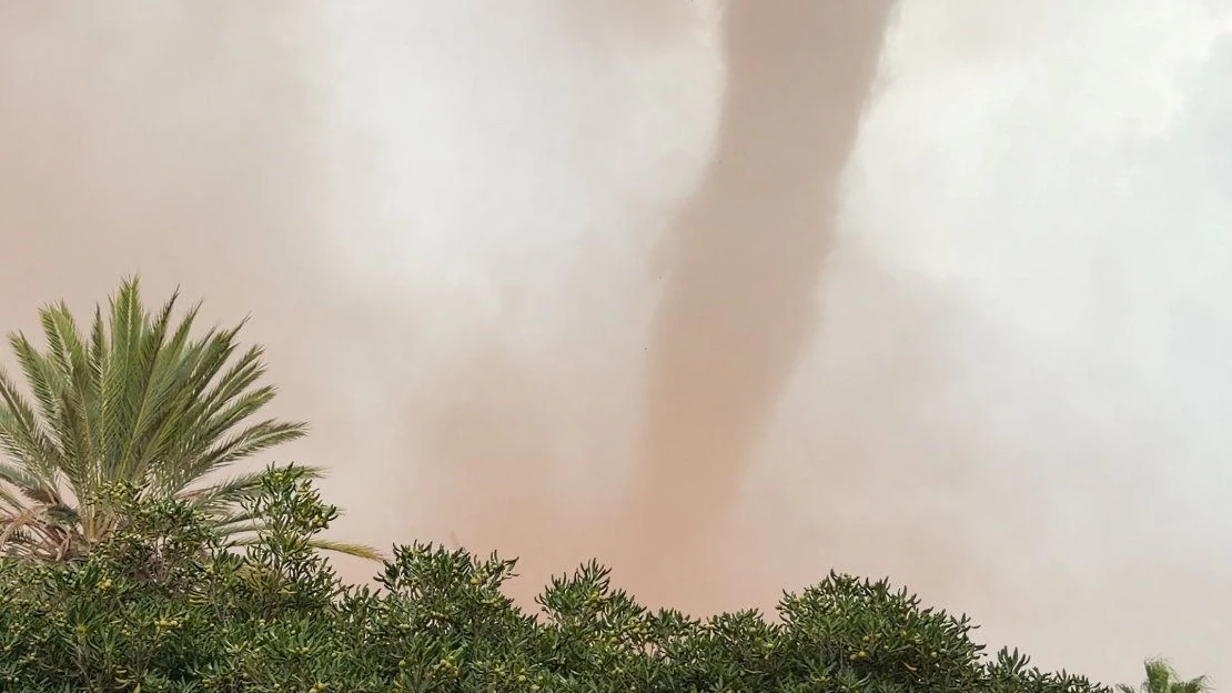 Heute.at - Tornados in Italien! Auto wird in Schlucht geschleudert