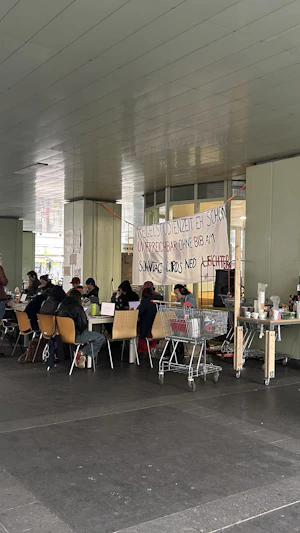 Sparmaßnahmen an der TU Wien: Studierende protestieren gegen gekürzte Öffnungszeiten der Hauptbibliothek und fordern mehr Lernplätze.