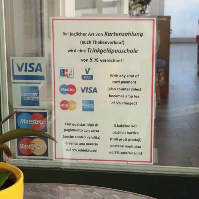 Der Aushang sorgt für Diskussionen unter den Gästen und in den sozialen Medien.