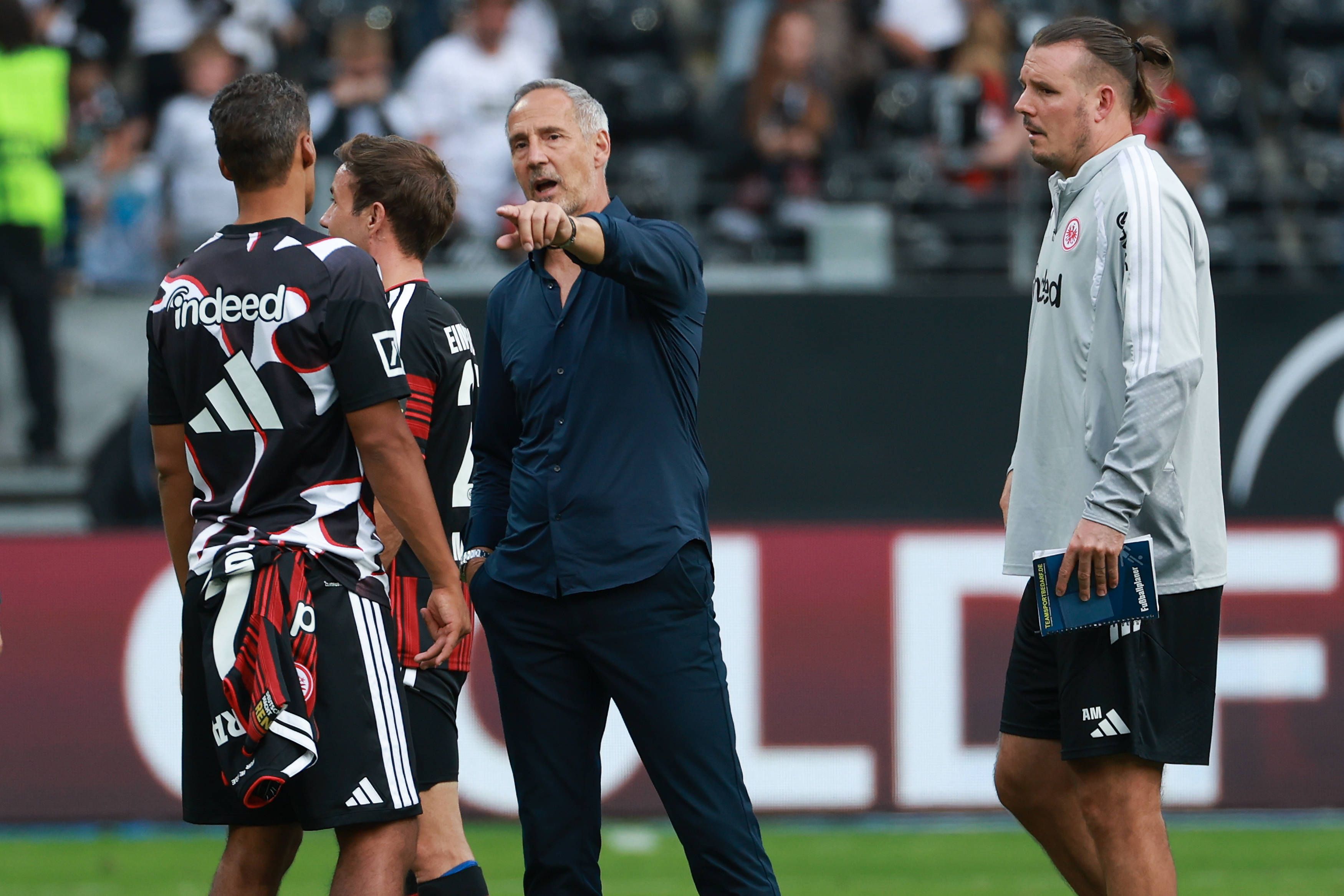 Hütter sauer nach dem 0:6: in fünf Spielen 16 Gegentore.