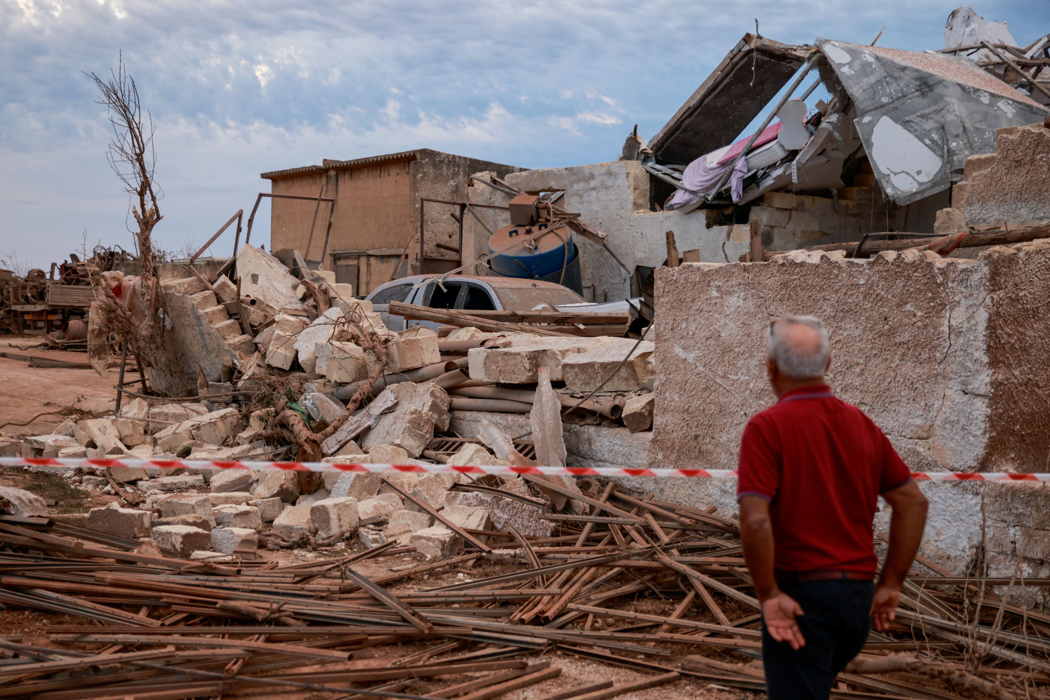 Kaputte Autos, teilweise eingestürzte Gebäude: Der Tornado hat Marsala auf Sizilien (Italien) getroffen.