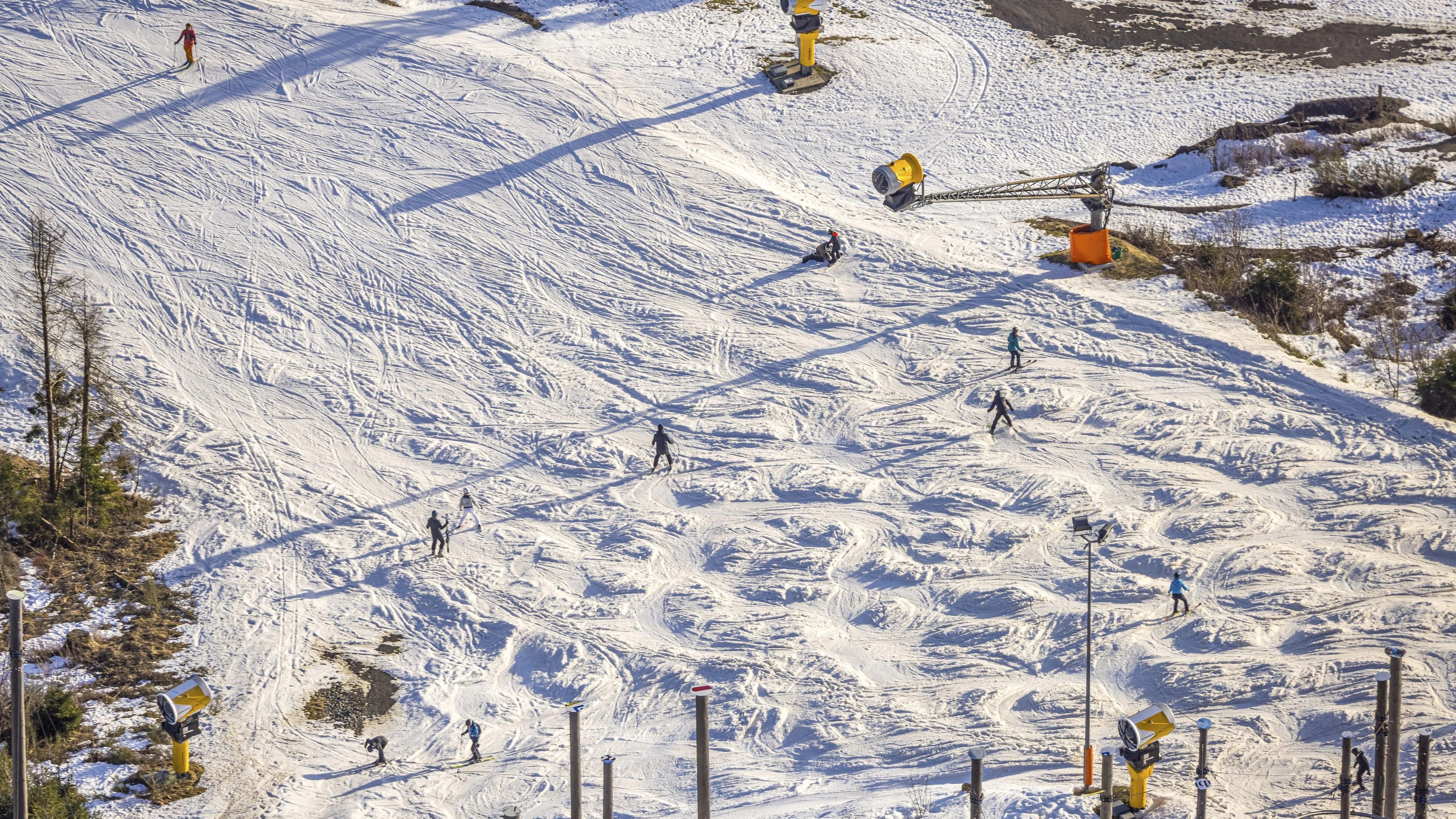 Aerial view, mogul slope with bumps for freestyle skiing, snow cannons, Winterberg, Sauerland, North Rhine-Westphalia, Germany, DE, Europe, aerial photography, aerial photography, snow, snow runway, ski slope, overview, bird's eye view, winter, birds-eyes