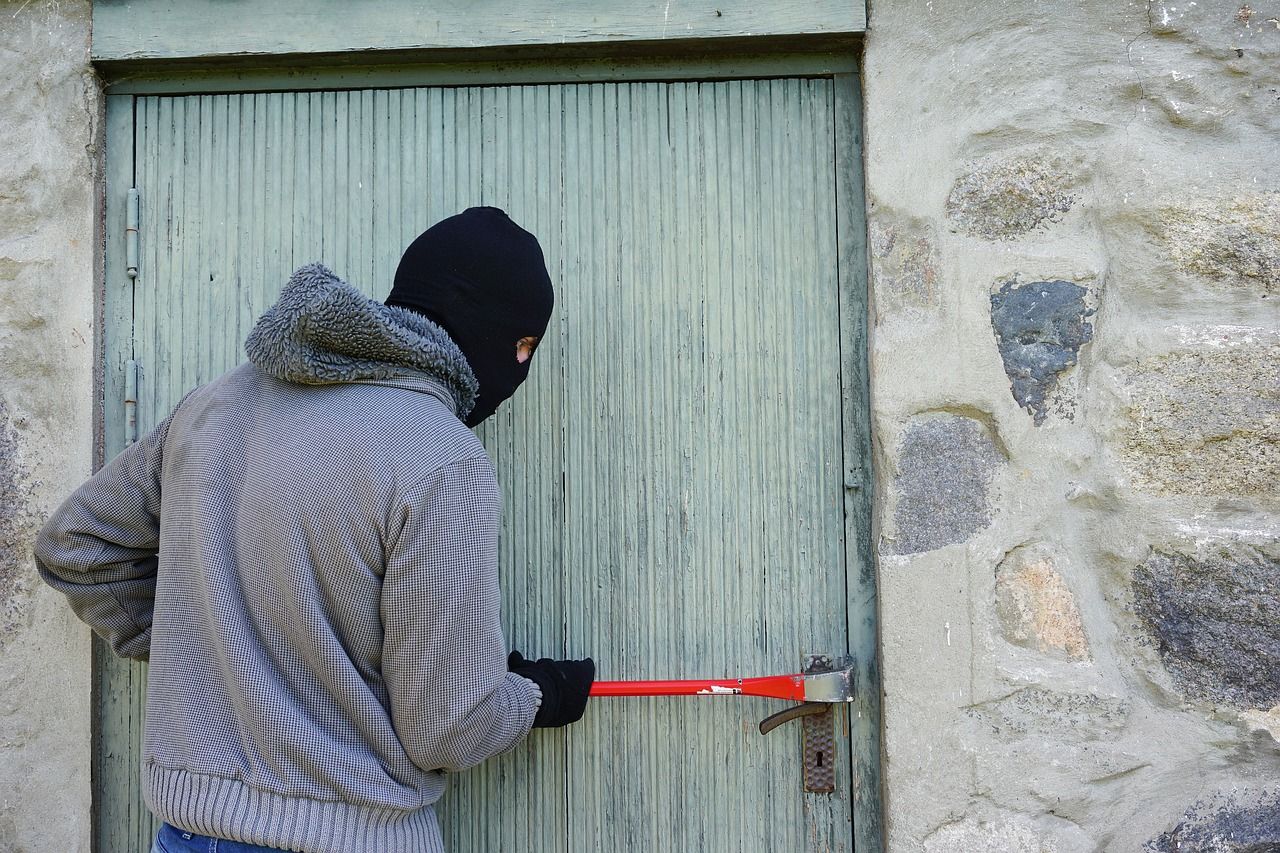 Einbrecher mit Werkzeugen