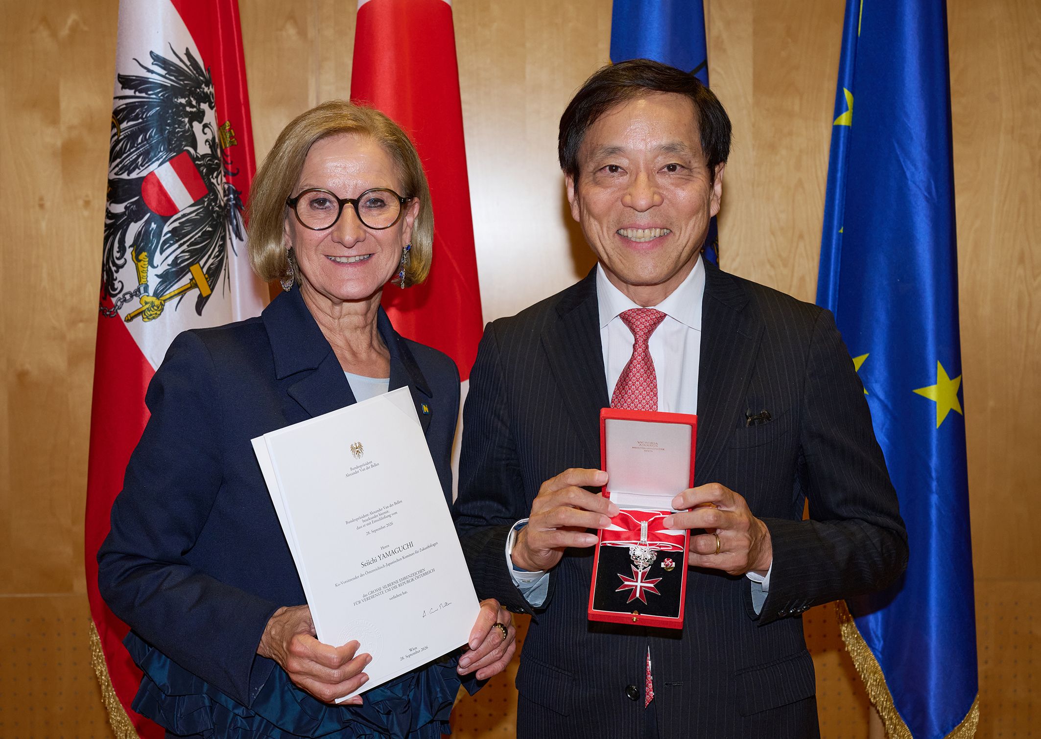  Landeshauptfrau Johanna Mikl-Leitner (ÖVP) überreichte das Große Silberne Ehrenzeichen für Verdienste um die Republik Österreich an Seiichi Yamaguchi.