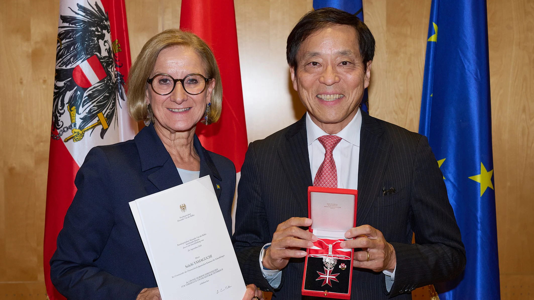  Landeshauptfrau Johanna Mikl-Leitner (ÖVP) überreichte das Große Silberne Ehrenzeichen für Verdienste um die Republik Österreich an Seiichi Yamaguchi.