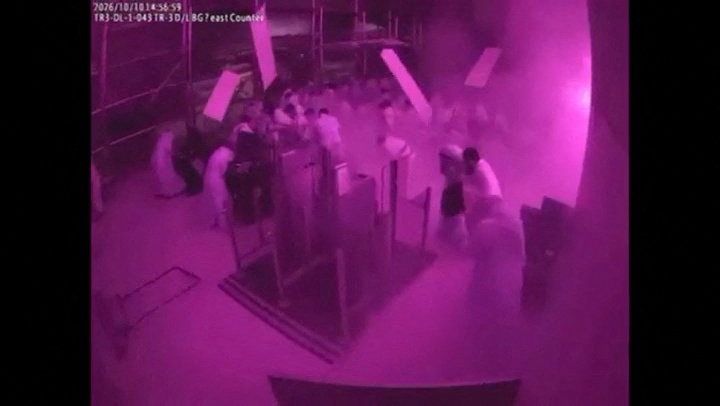 Überwachungskameras zeigen den Moment des Anschlags auf den Flughafen in Riad. 