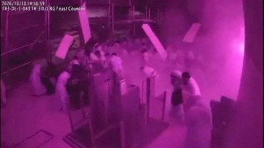 Überwachungskameras zeigen den Moment des Anschlags auf den Flughafen in Riad. 