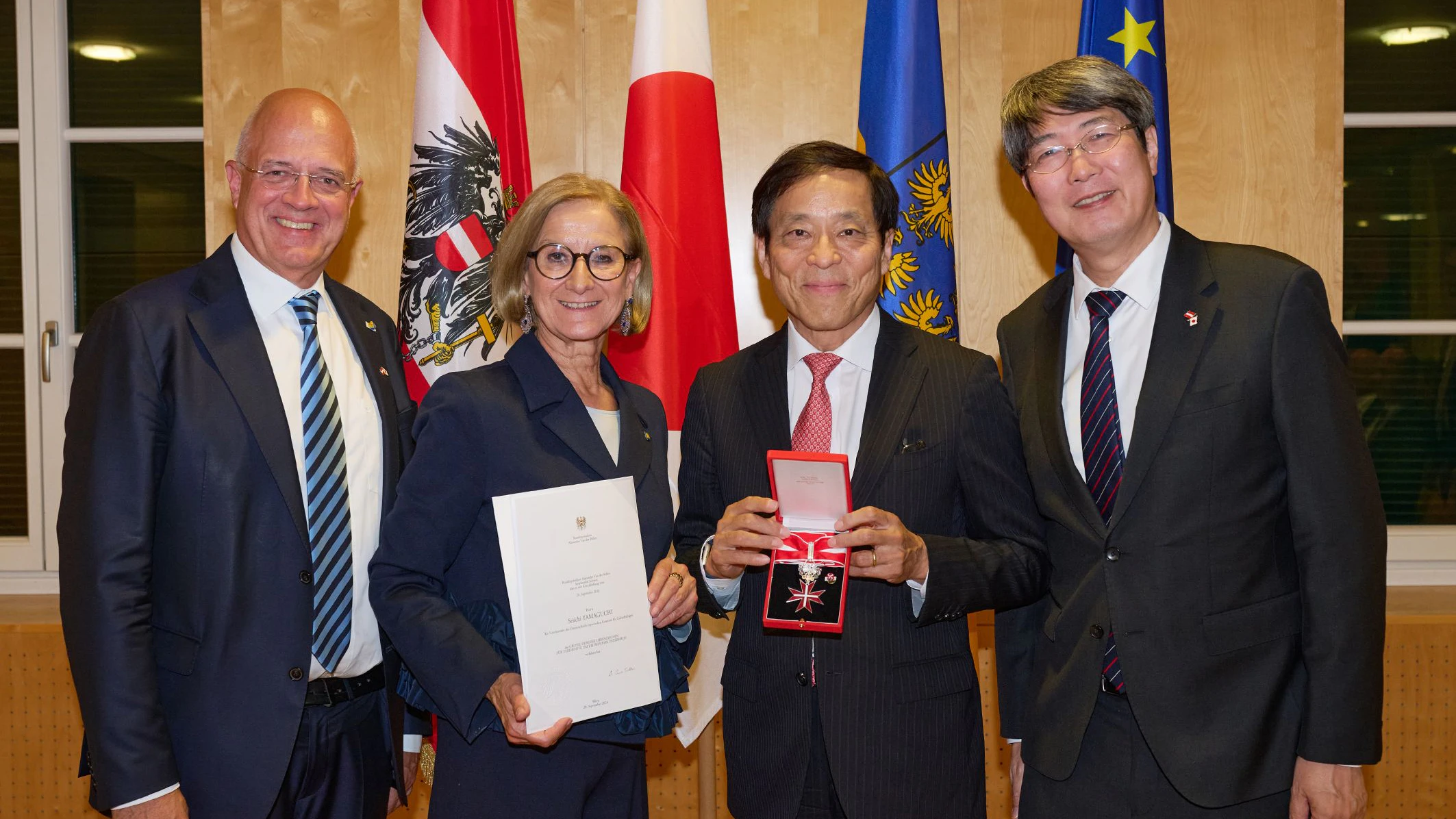 v.l.n.r.: Der Ko-Vorsitzende Wolfgang Mazal, Landeshauptfrau Johanna Mikl-Leitner (ÖVP), Ehrenzeichen-Träger und Yamaha-Topmanager Seiichi Yamaguchi, Botschafter Kiminori Iwama.