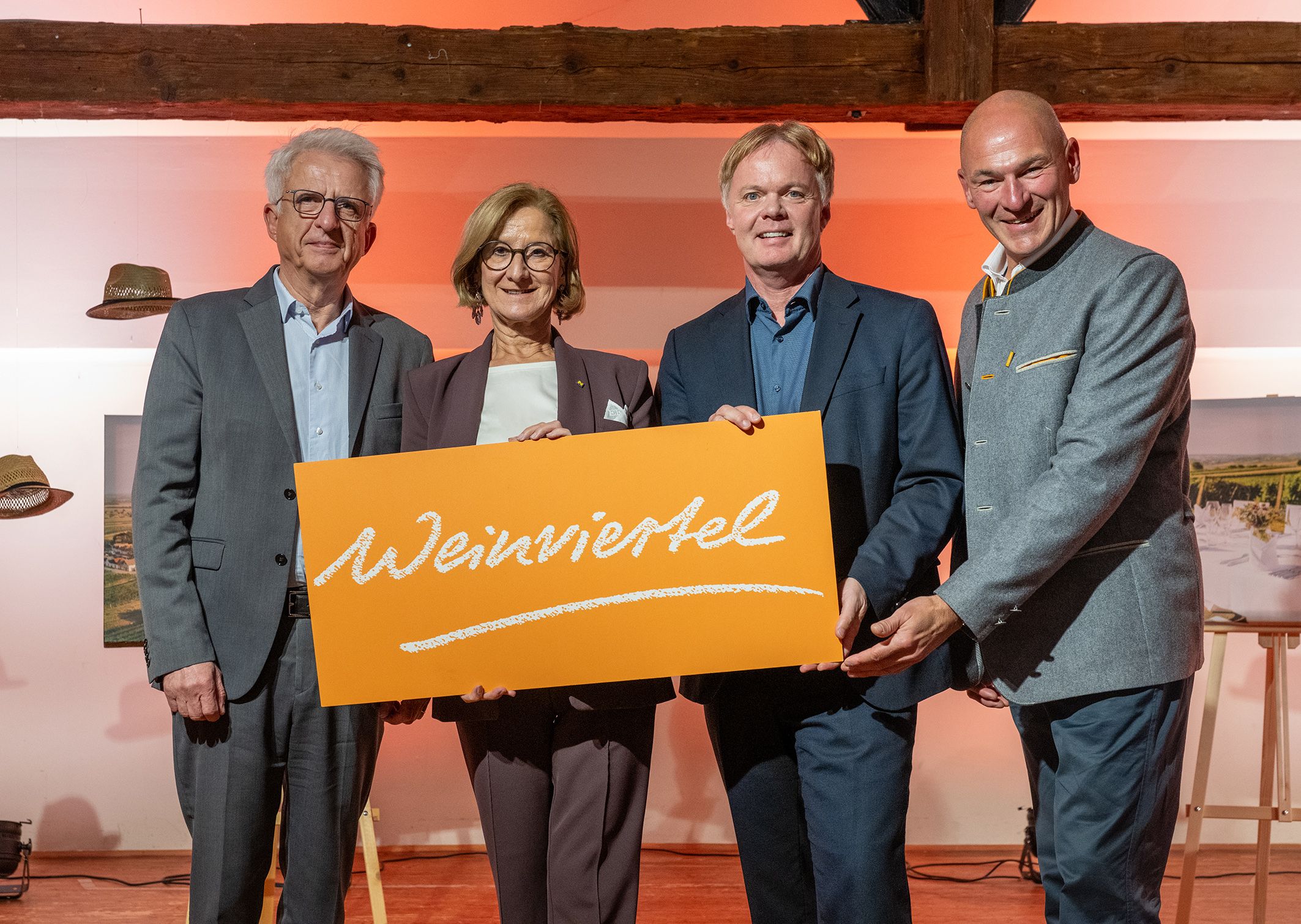 v.l.: Markenexperte Franz Hirschmugl, Michel Duscher (GF NÖ Werbung), Landeshauptfrau Johanna Mikl-Leitner (ÖVP) und Hannes Steinacker (GF Tourismus Weinviertel GmbH)