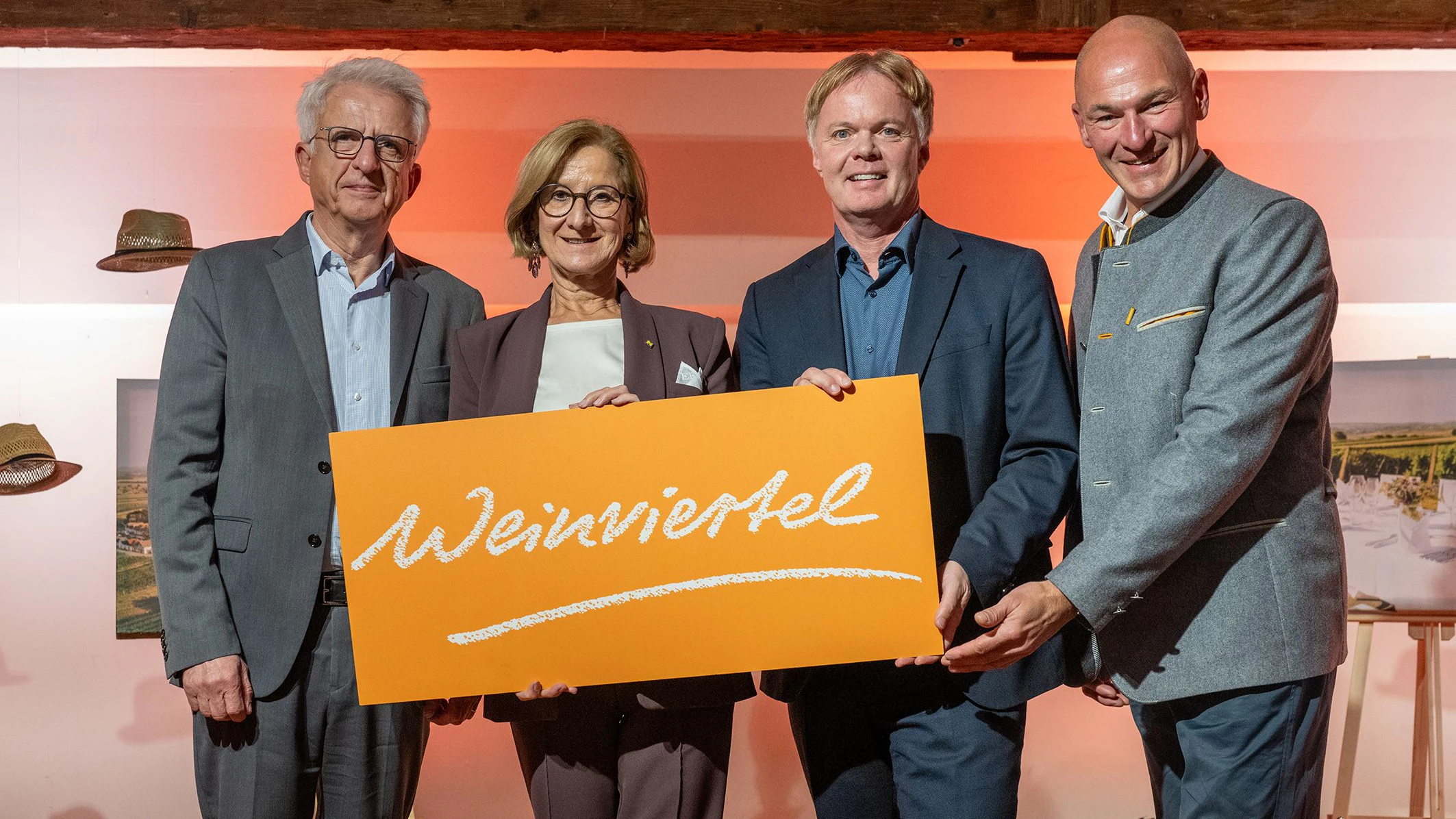 v.l.: Markenexperte Franz Hirschmugl, Michel Duscher (GF NÖ Werbung), Landeshauptfrau Johanna Mikl-Leitner (ÖVP) und Hannes Steinacker (GF Tourismus Weinviertel GmbH)