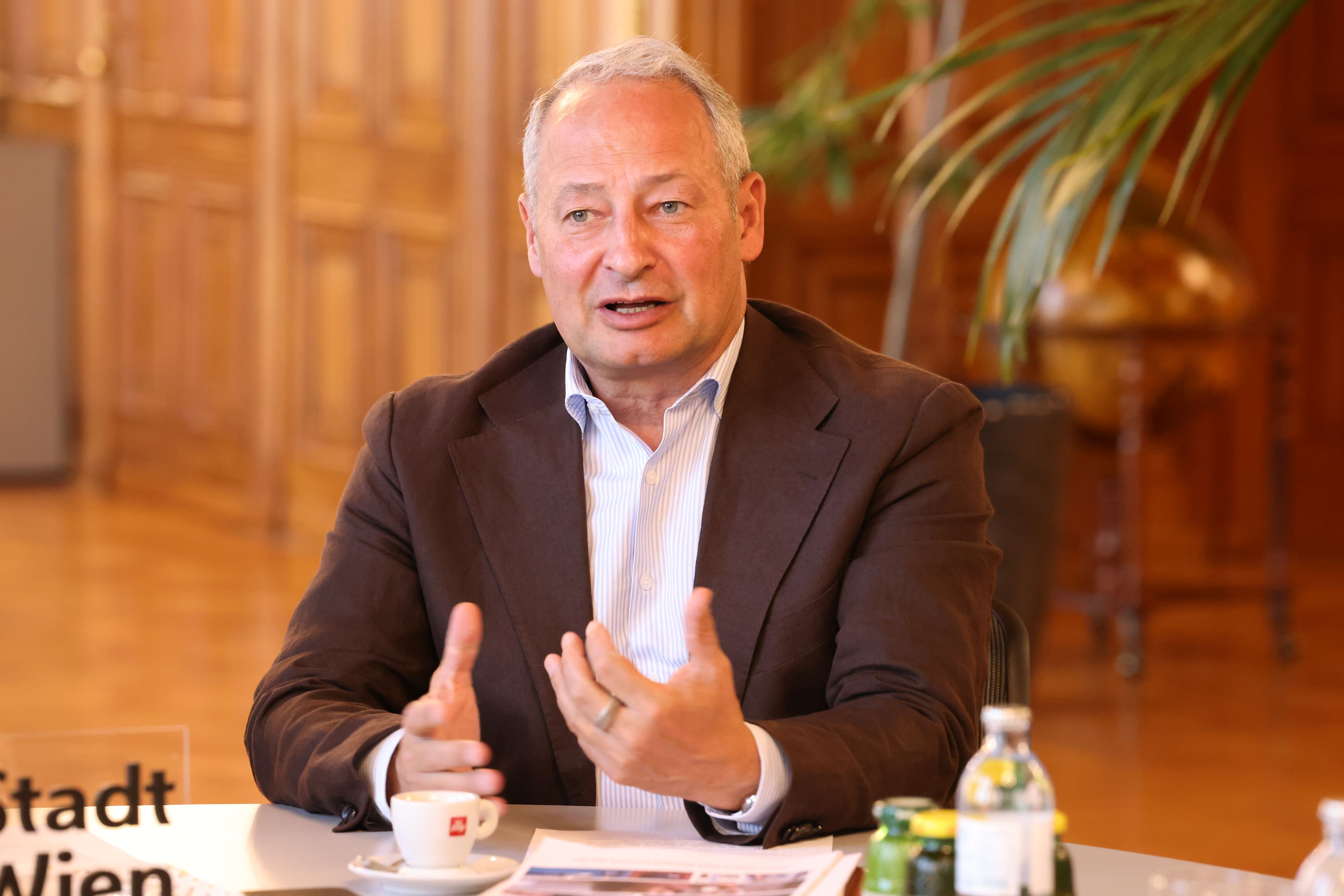 Andreas Schieder hat seine Wohnung technisch aufgerüstet und wirbt für die Firma, die die Arbeiten durchgeführt hat.