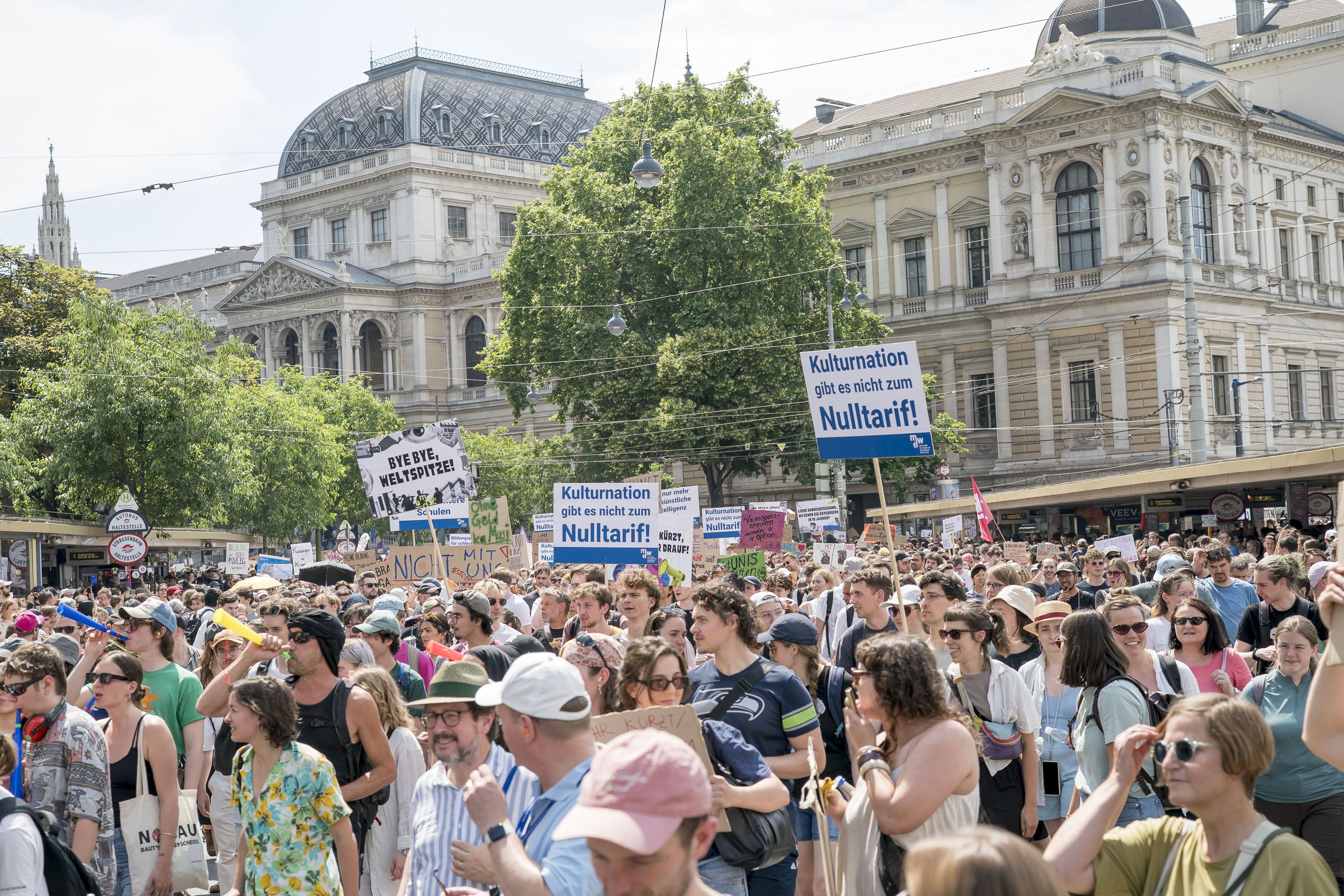 Heute.at - Budget-Entscheidung naht – Studenten besetzen Ring
